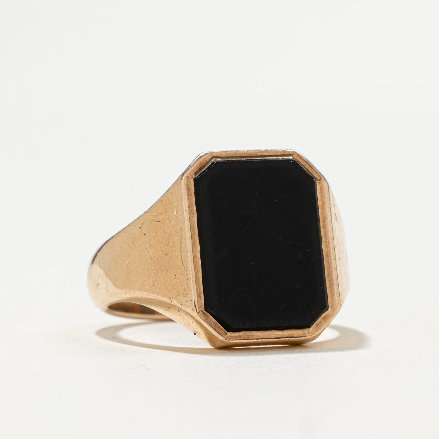 Bague chevalière en onyx cabochon octogonal 9K de Birmingham, 1958 | 2,50 ct | Taille 8,75
