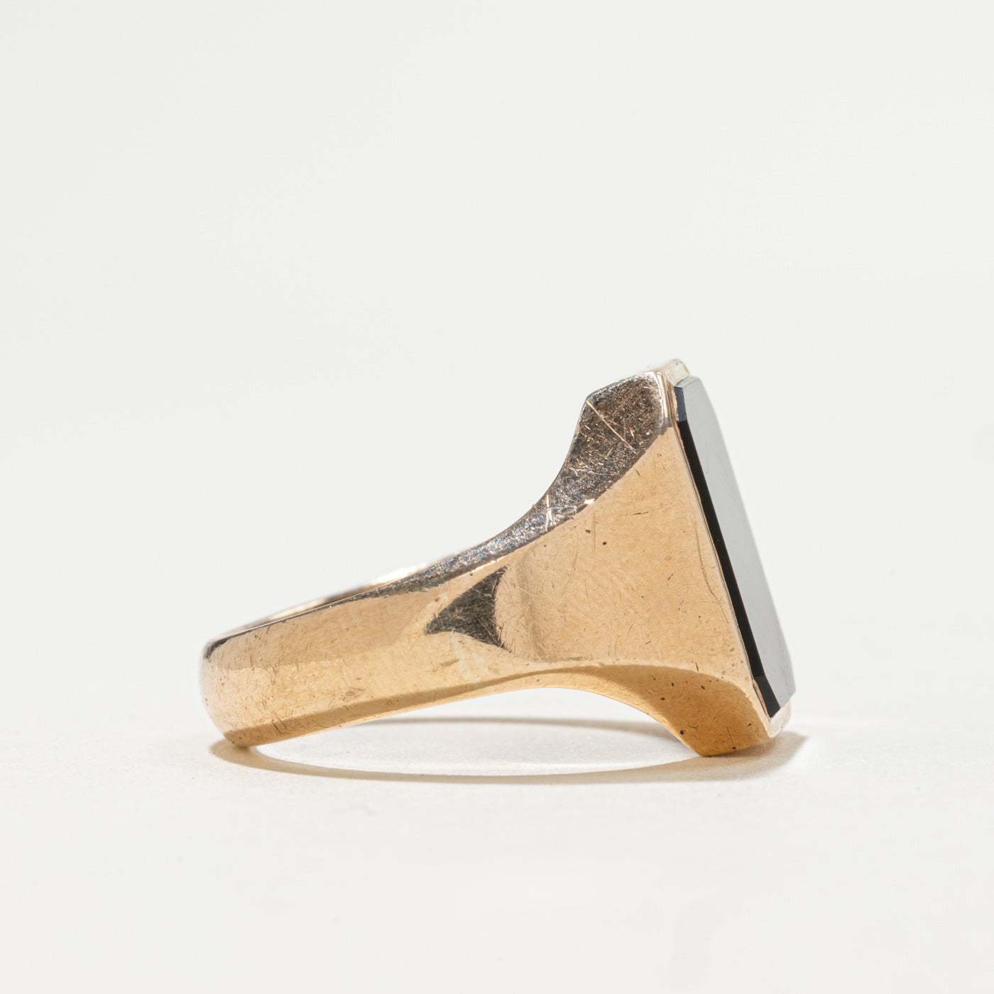 Bague chevalière en onyx cabochon octogonal 9K de Birmingham, 1958 | 2,50 ct | Taille 8,75
