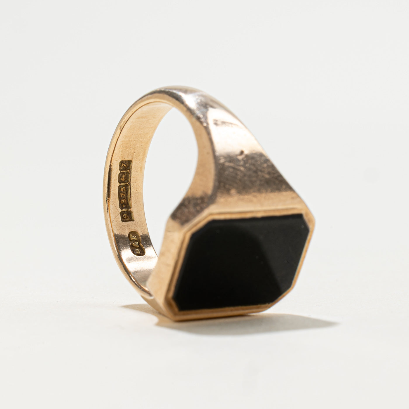 Bague chevalière en onyx cabochon octogonal 9K de Birmingham, 1958 | 2,50 ct | Taille 8,75