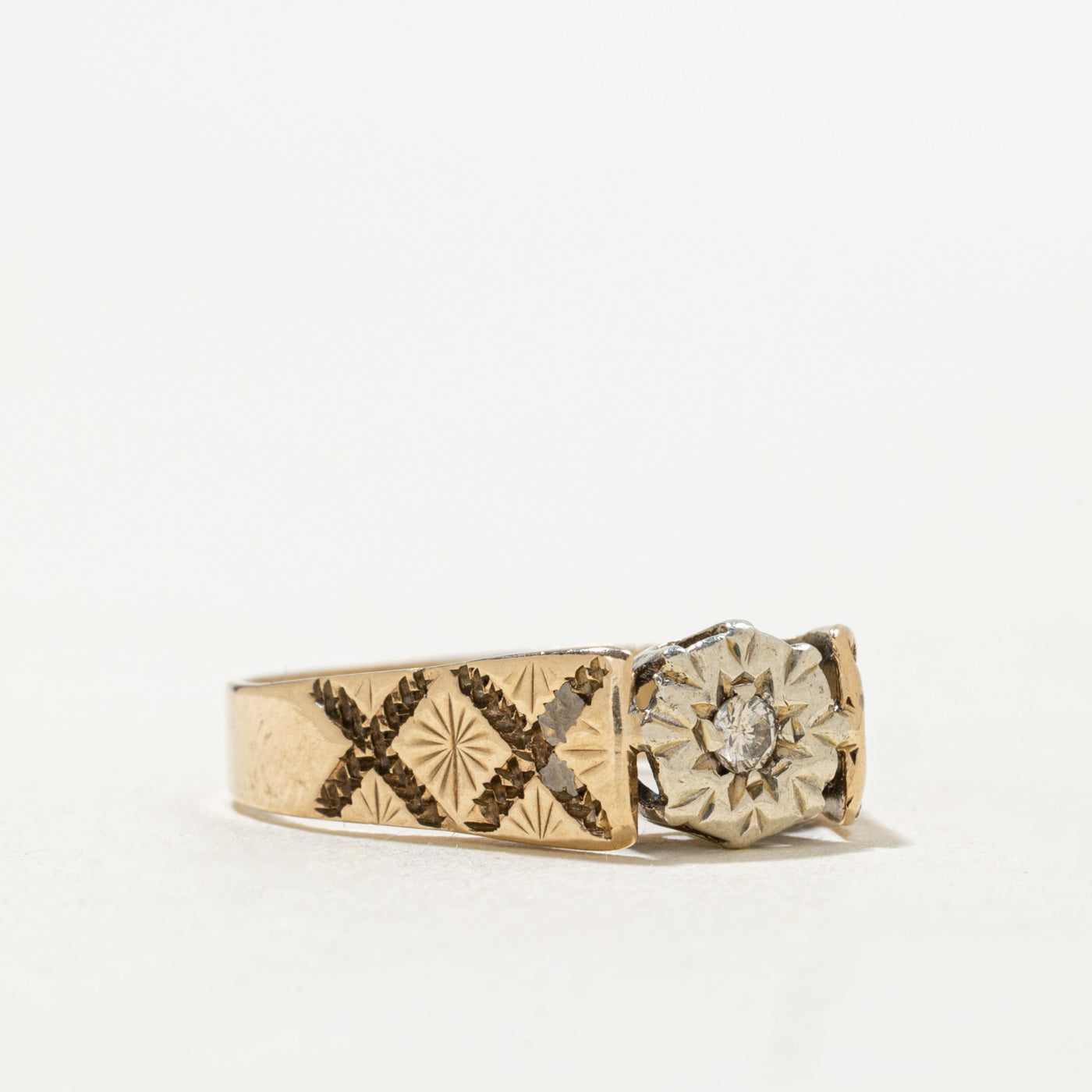 Bague texturée sertie de diamants illusion 9K Birmingham 1976 | 0,04 ct | Taille 5,25