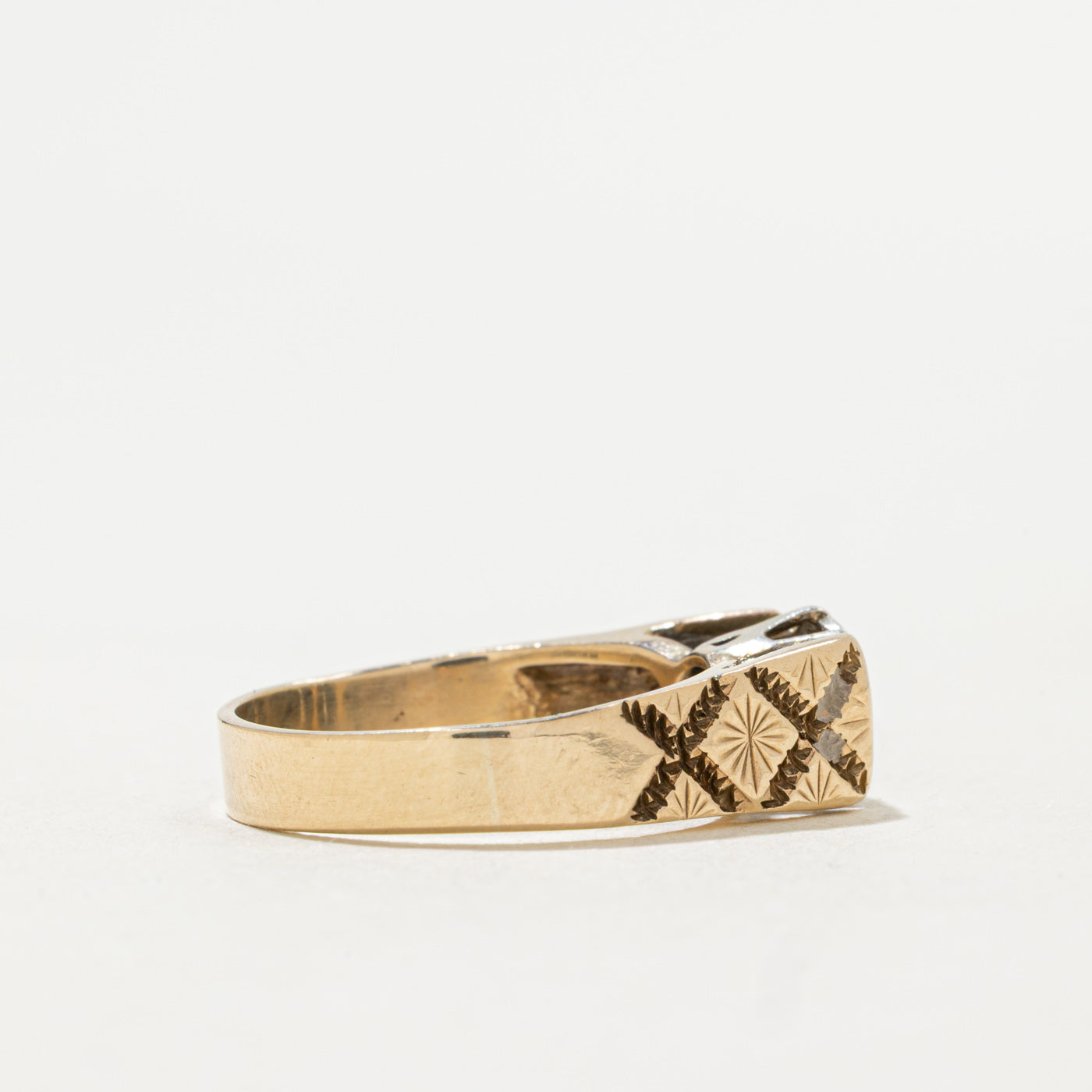Bague texturée sertie de diamants illusion 9K Birmingham 1976 | 0,04 ct | Taille 5,25