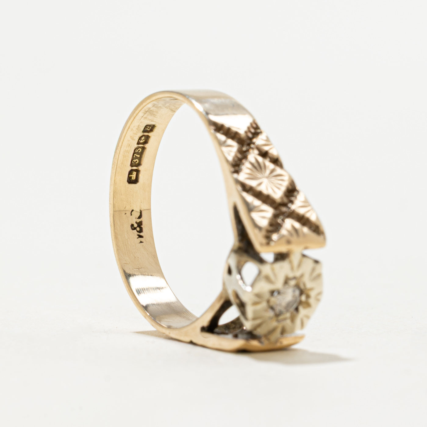 Bague texturée sertie de diamants illusion 9K Birmingham 1976 | 0,04 ct | Taille 5,25