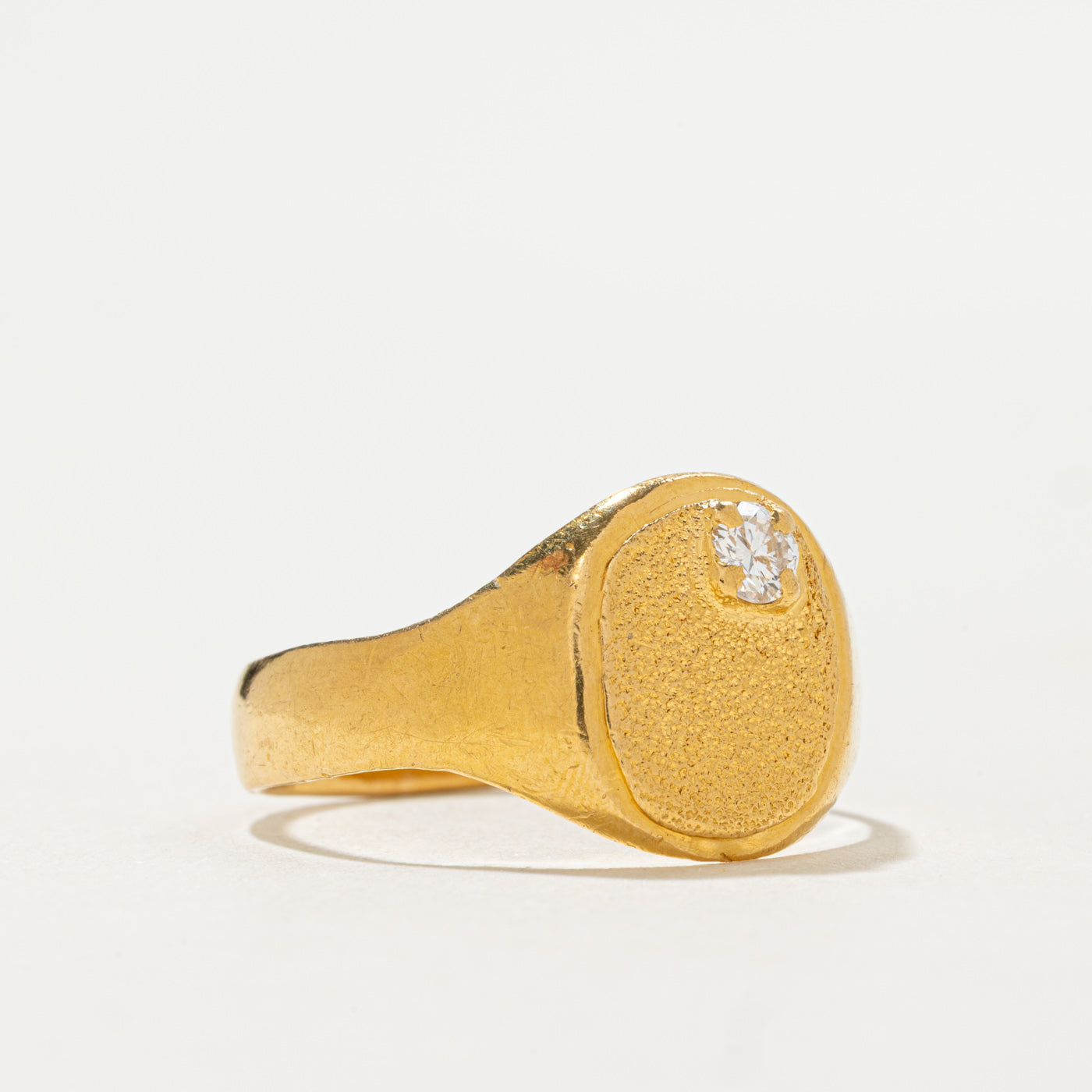 Bague chevalière texturée Birmingham 22K de 1988 | Diamant d'angle 0,14 ct | Taille 10,75