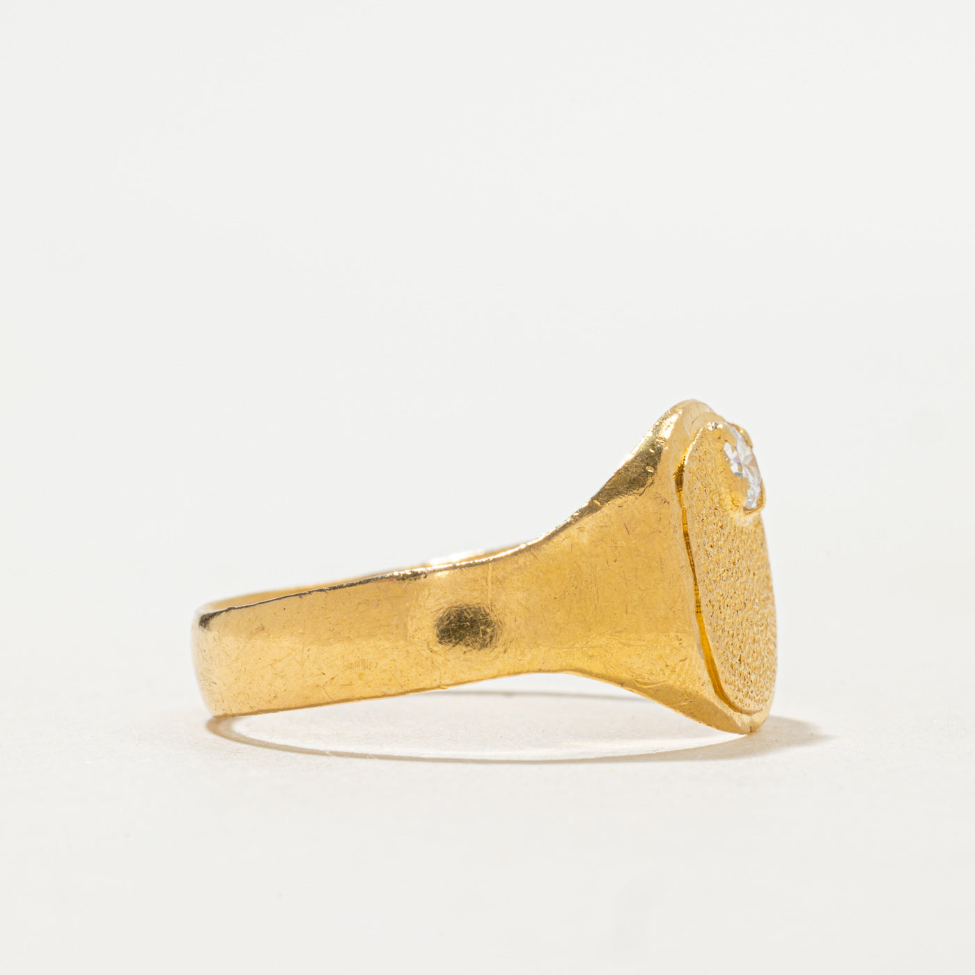 Bague chevalière texturée Birmingham 22K de 1988 | Diamant d'angle 0,14 ct | Taille 10,75