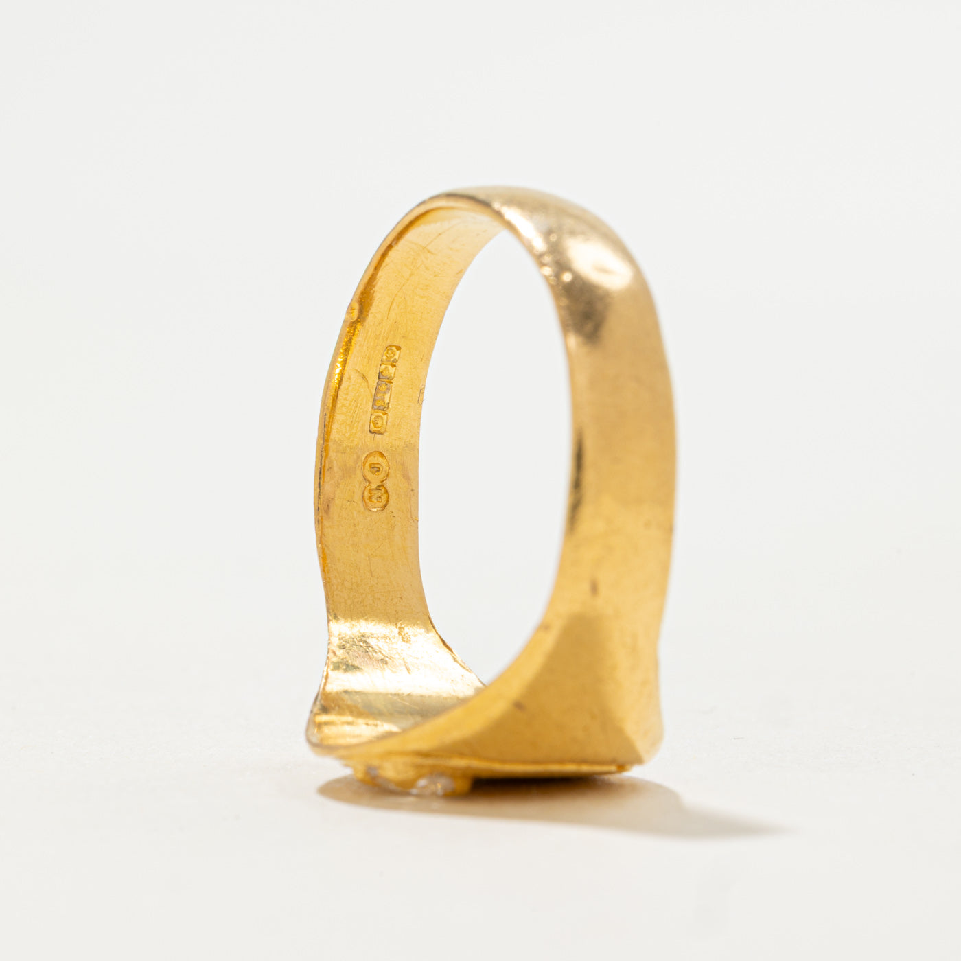 Bague chevalière texturée Birmingham 22K de 1988 | Diamant d'angle 0,14 ct | Taille 10,75