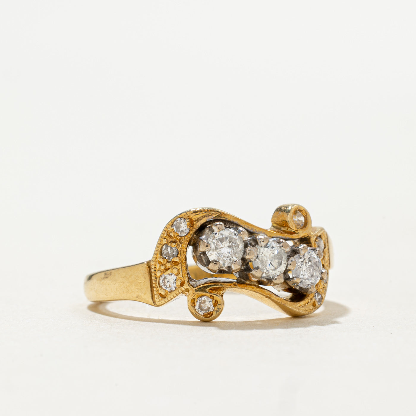 Bague Birmingham 1992 en or 18 carats, sertie de trois diamants en diagonale | 0,27 ct au total | Taille 6,75