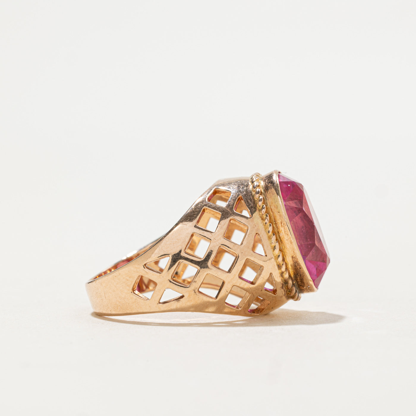 Bague ajourée en saphir rose synthétique 14 carats, 1978, Géorgien | 6 carats | Taille 6,5
