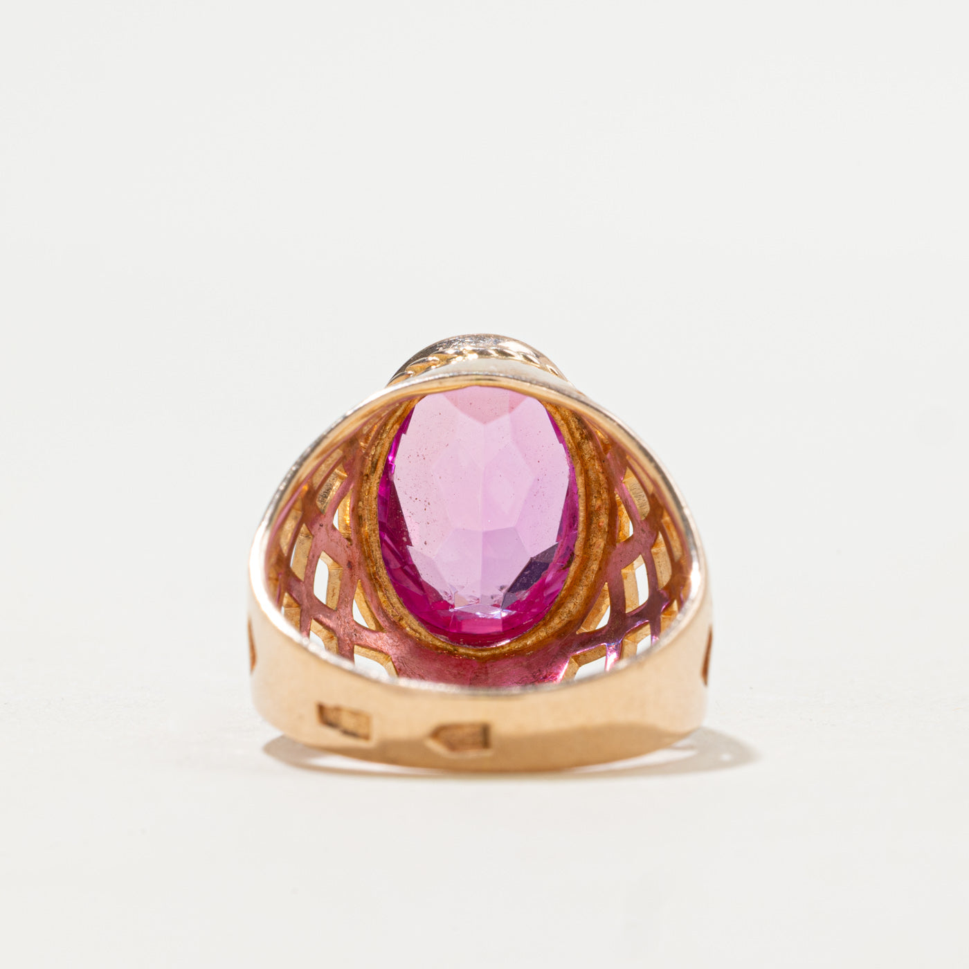 Bague ajourée en saphir rose synthétique 14 carats, 1978, Géorgien | 6 carats | Taille 6,5