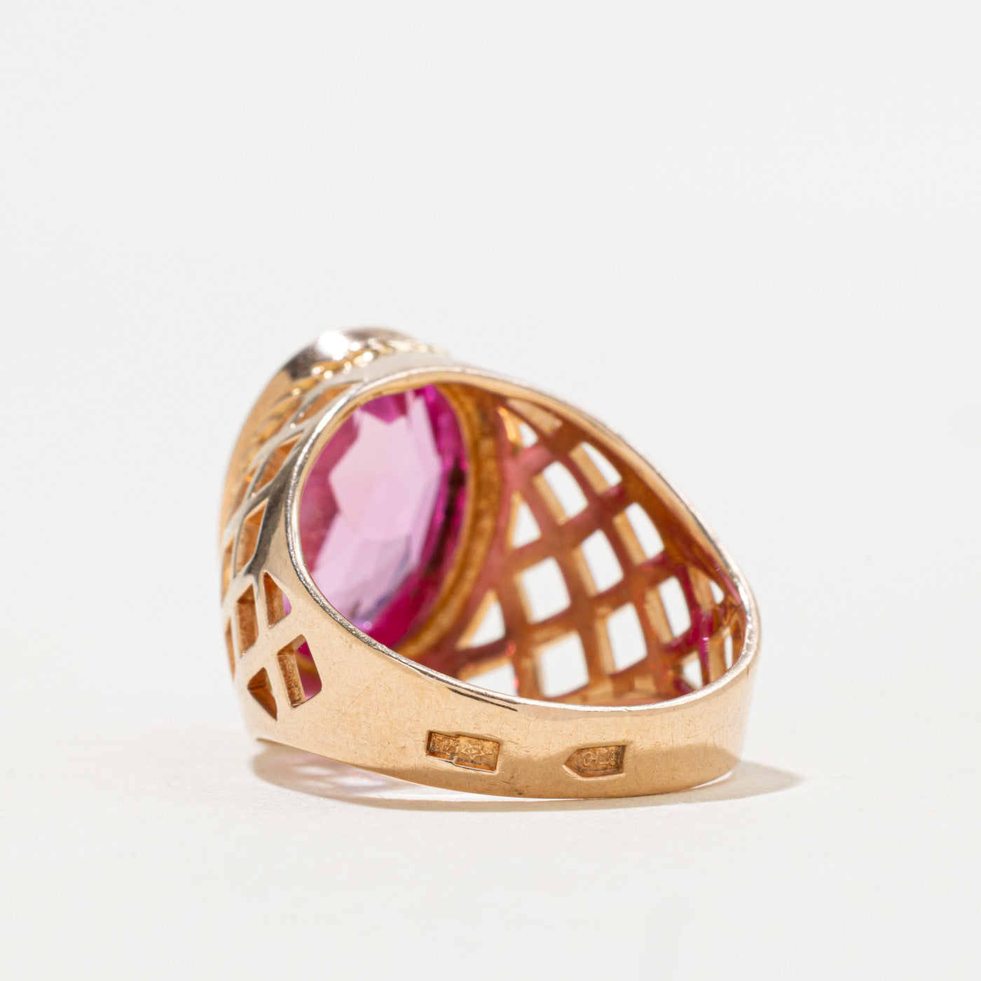 Bague ajourée en saphir rose synthétique 14 carats, 1978, Géorgien | 6 carats | Taille 6,5