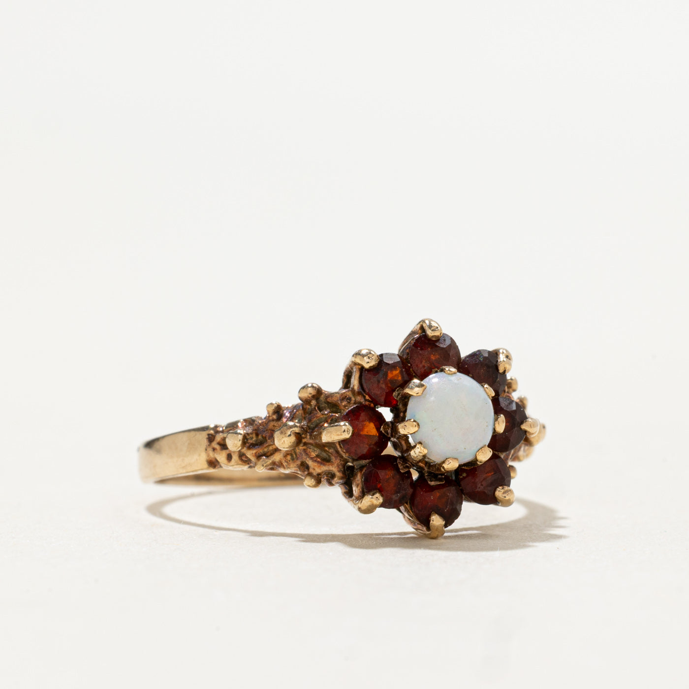 Bague florale en or 9 carats, opale et grenat, Londres, 1976 | 0,49 ct | Taille 7