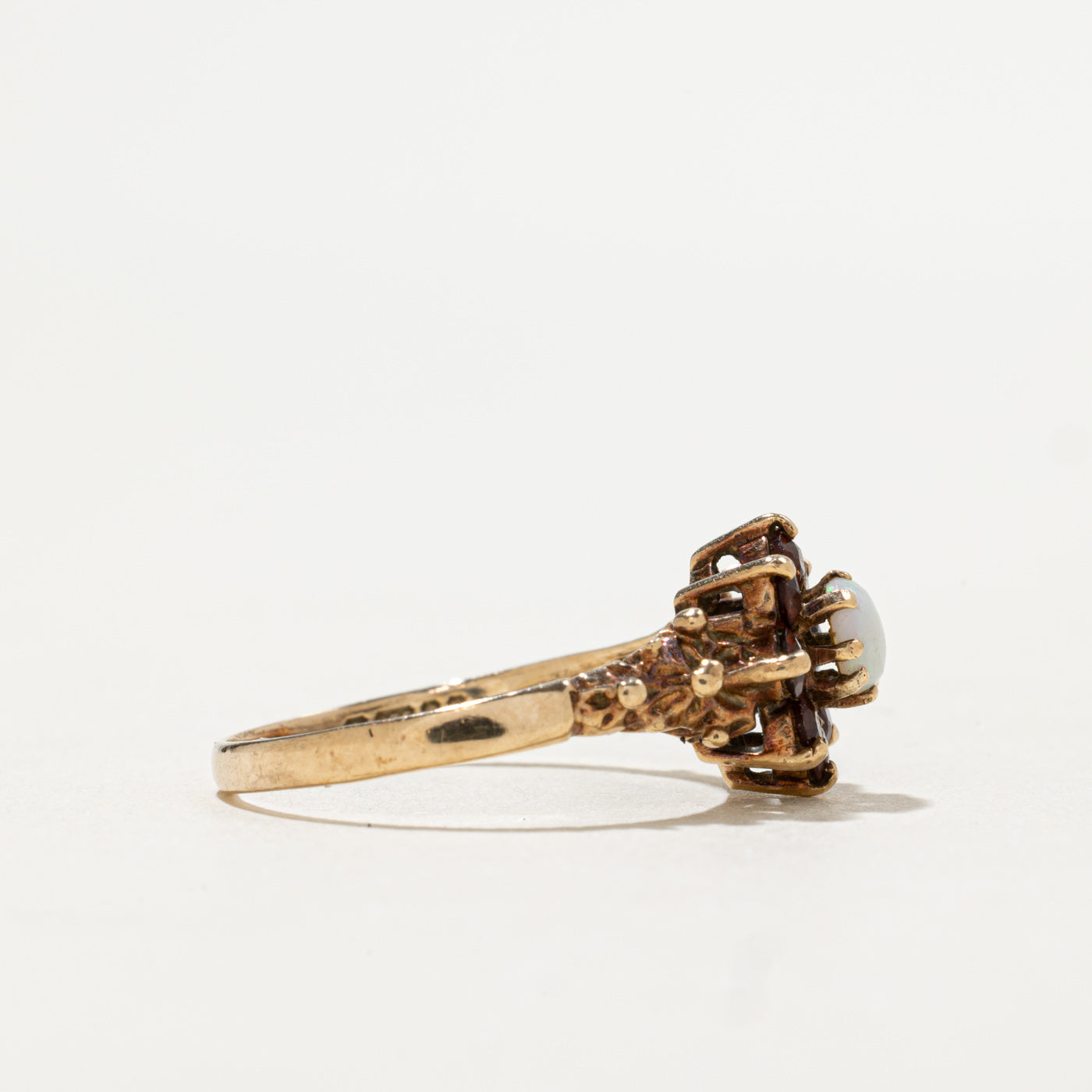 Bague florale en or 9 carats, opale et grenat, Londres, 1976 | 0,49 ct | Taille 7