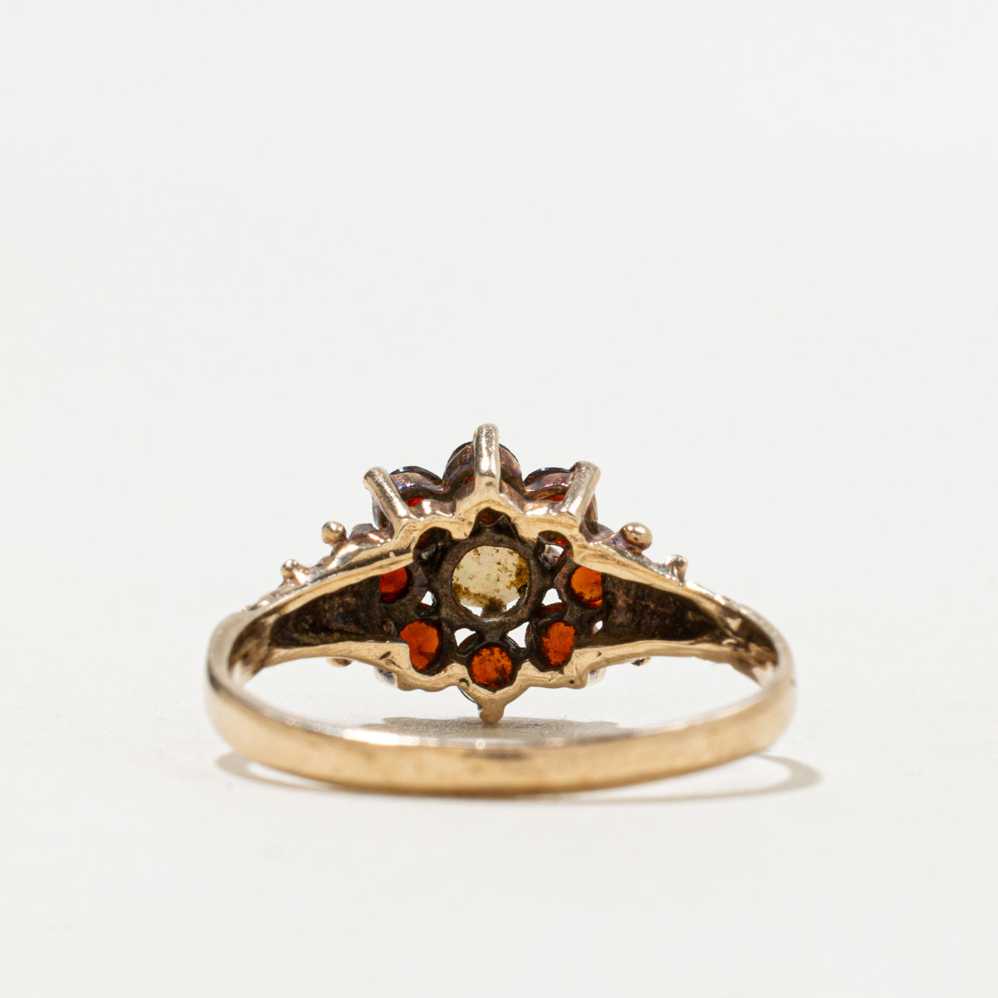Bague florale en or 9 carats, opale et grenat, Londres, 1976 | 0,49 ct | Taille 7