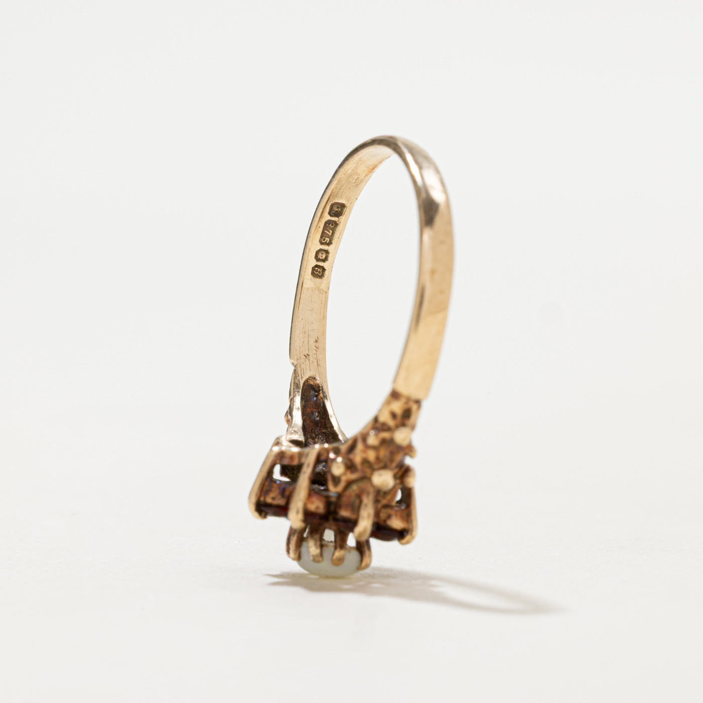 Bague florale en or 9 carats, opale et grenat, Londres, 1976 | 0,49 ct | Taille 7