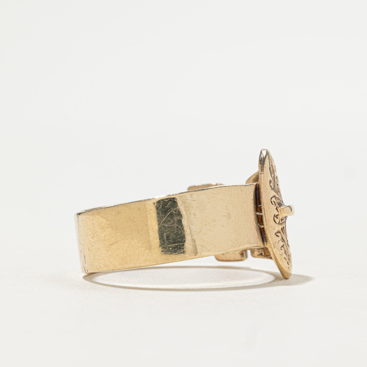 Bague à boucle gravée en or 9 carats, Londres 1965 | Taille 13