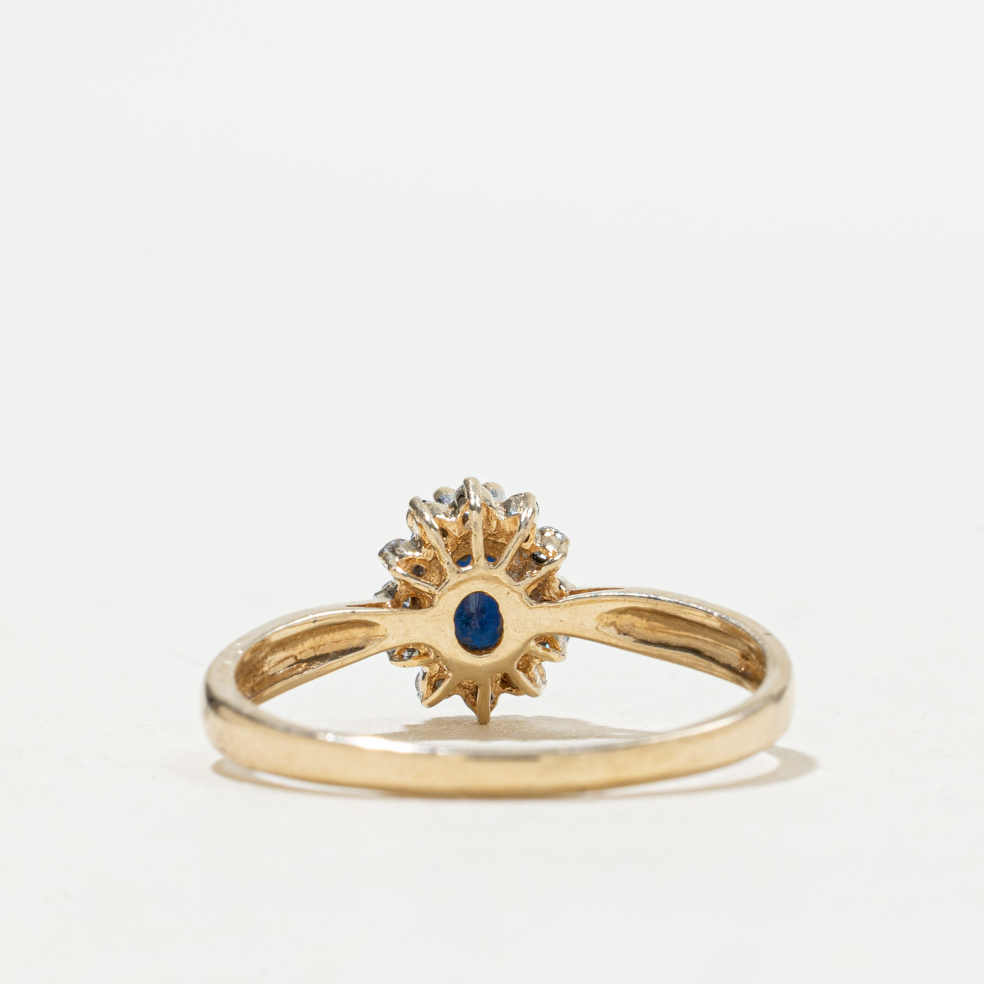 Bague Sheffield 2000 en or 18 carats sertie d'un halo de saphirs et de diamants | 0,42 ct, 0,10 ct au total | Taille 7