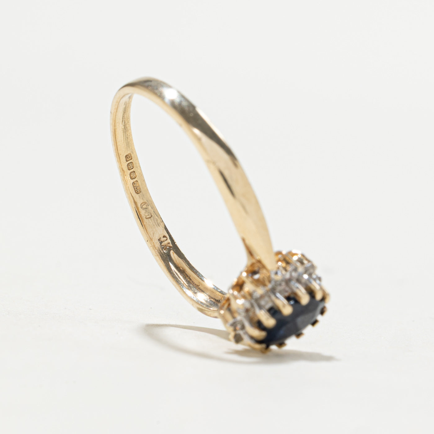 Bague Sheffield 2000 en or 18 carats sertie d'un halo de saphirs et de diamants | 0,42 ct, 0,10 ct au total | Taille 7