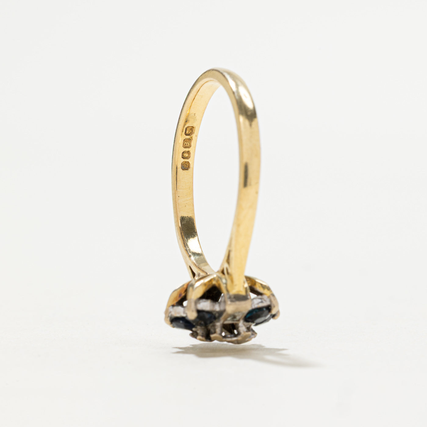 Bague en pétalage de pétales sertie de diamants et de saphirs en or 18 carats, Londres, 1971 | 0,10 ct, 0,30 ct | Taille 6,5