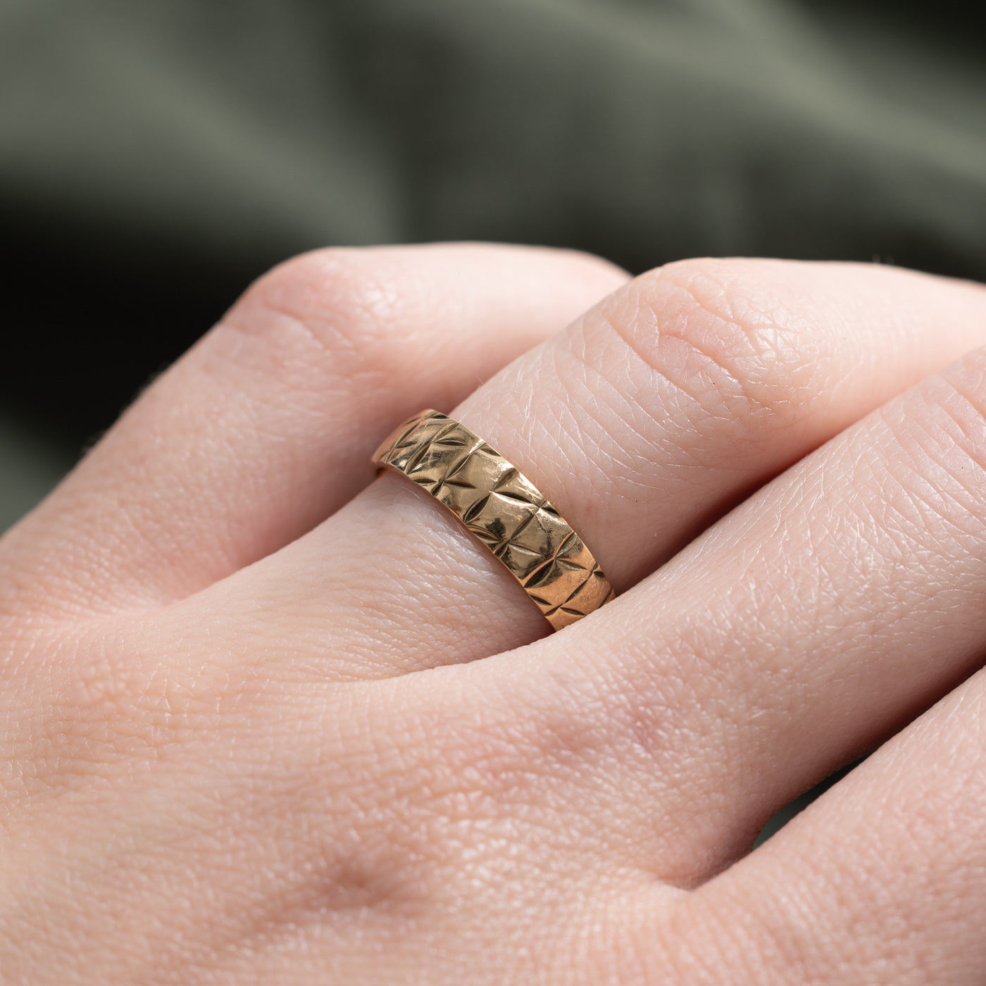 1978 London 9k Yellow Gold Diagonal Checkerboard Band | 4.75mm | SZ 6