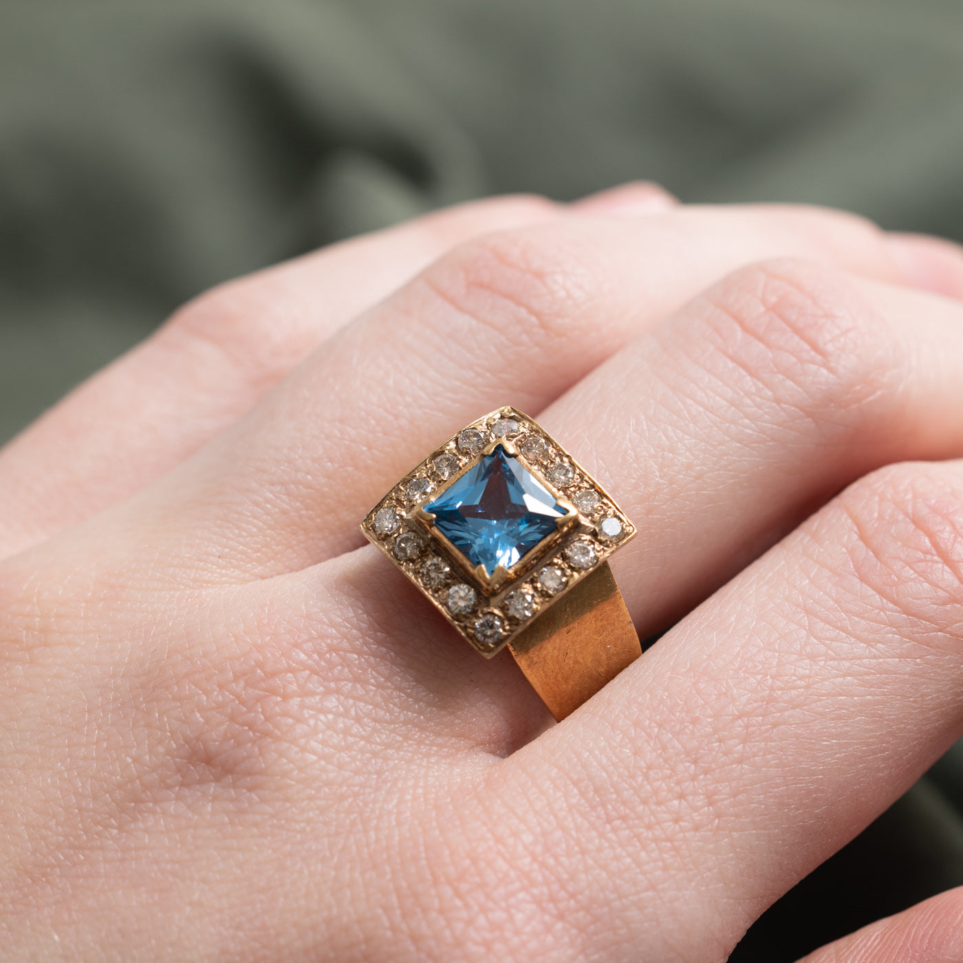 Bague Odesa 2001, spinelle synthétique taille princesse et halo de diamants | 2,0 ct, 0,48 ct au total | Taille 8,5