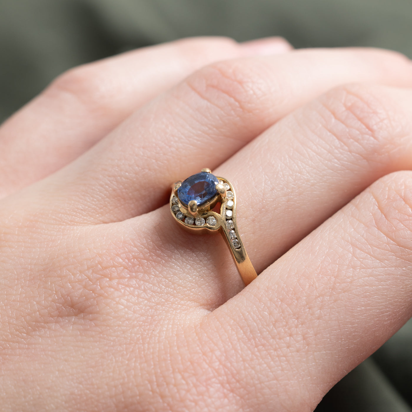 Bague halo saphir ovale et diamants | 0,80 ct, 0,22 ct au total | Taille 9