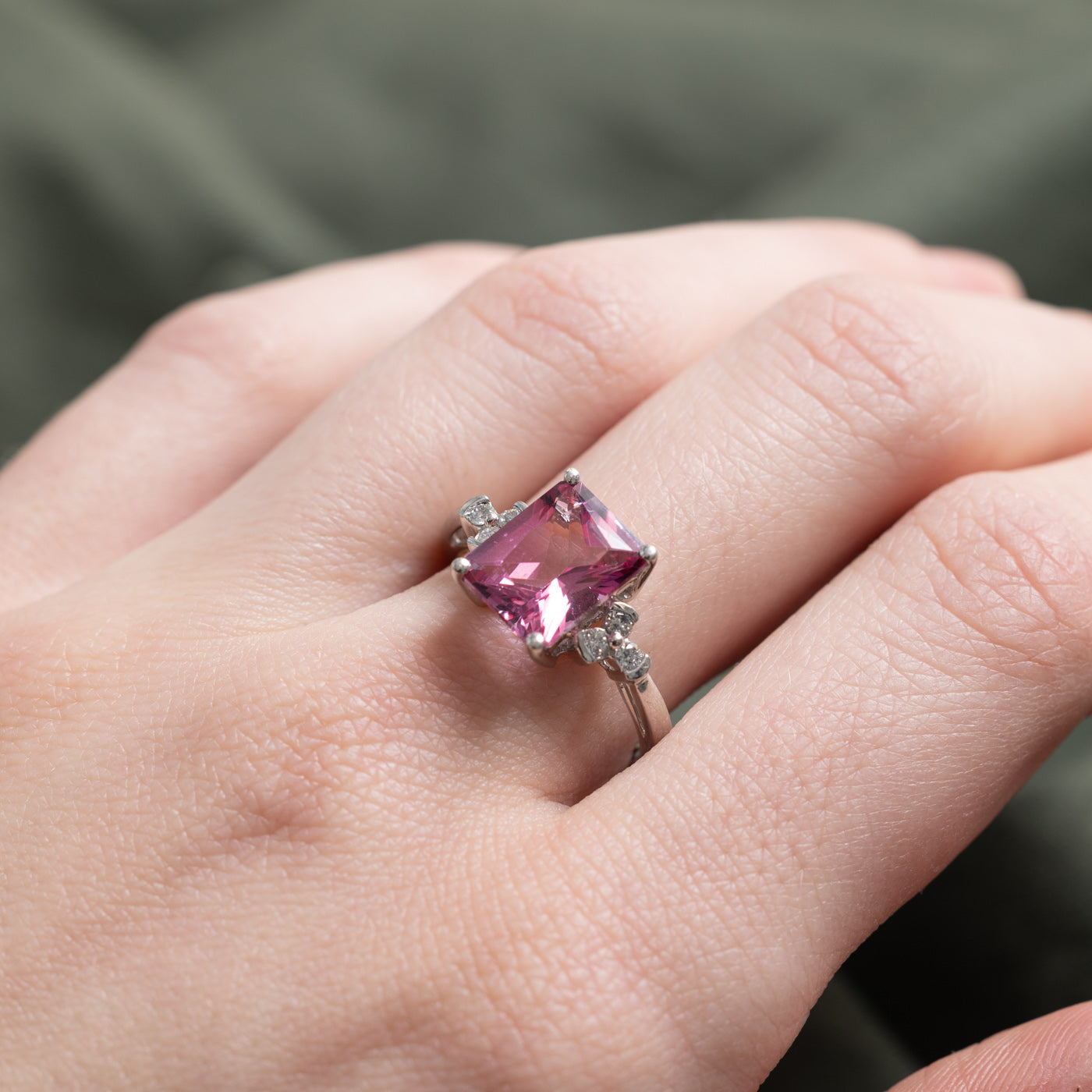 Bague ornée d'une topaze rose taille radiant et de diamants | 4,50 ct, 0,12 ct au total | Taille 7