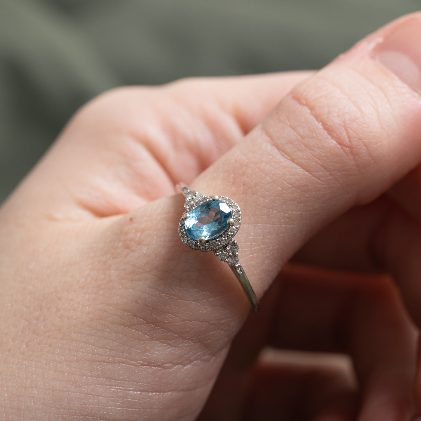 Bague halo topaze ovale et diamants | 0,84 ct, 0,20 ct au total | Taille 9,75