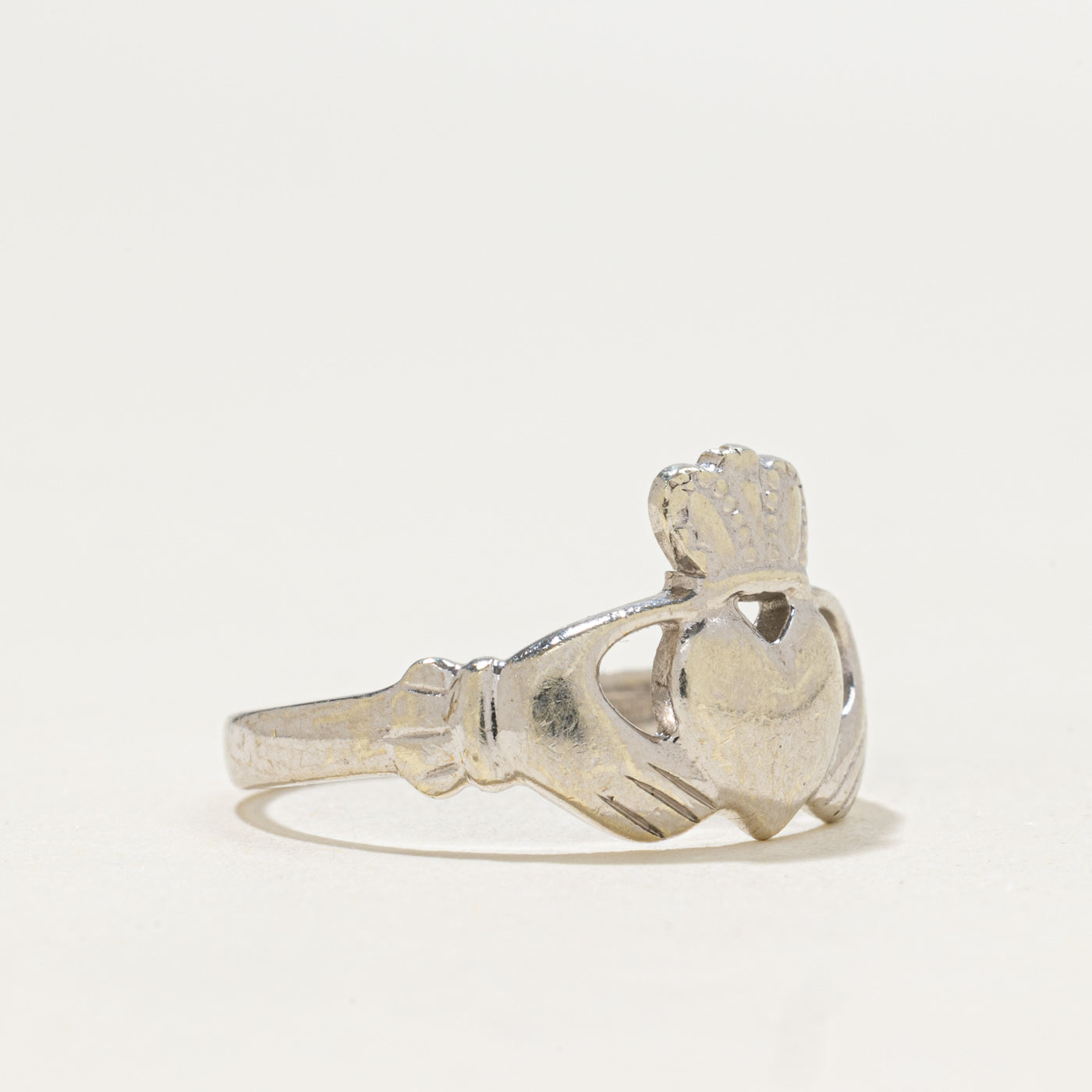 Bague Claddagh Dublin en or blanc 10 carats | Taille 6,75