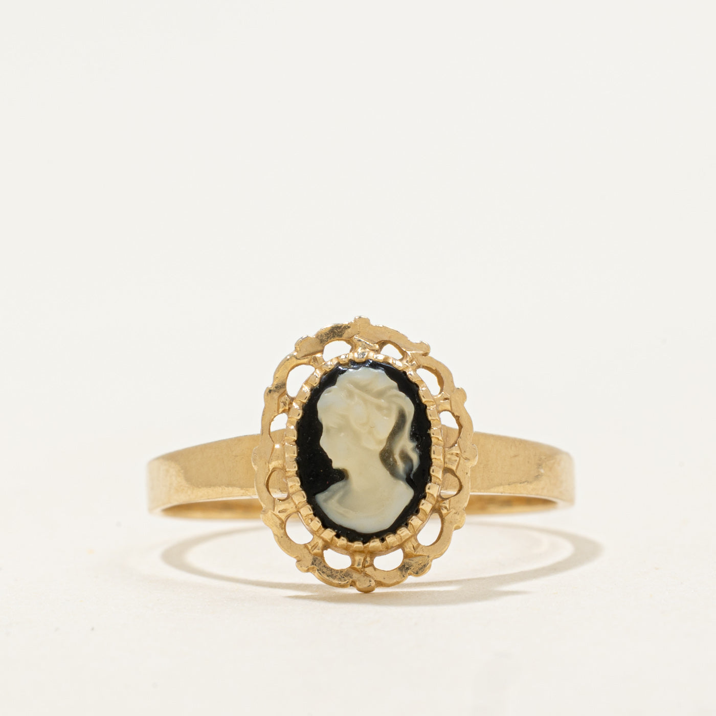 10k Onyx Cameo Scalloped Framed Ring | 0.6ct | SZ 7.75