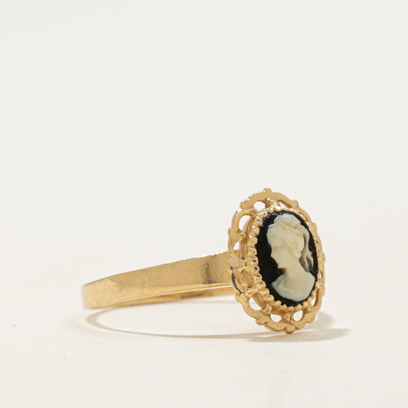 10k Onyx Cameo Scalloped Framed Ring | 0.6ct | SZ 7.75