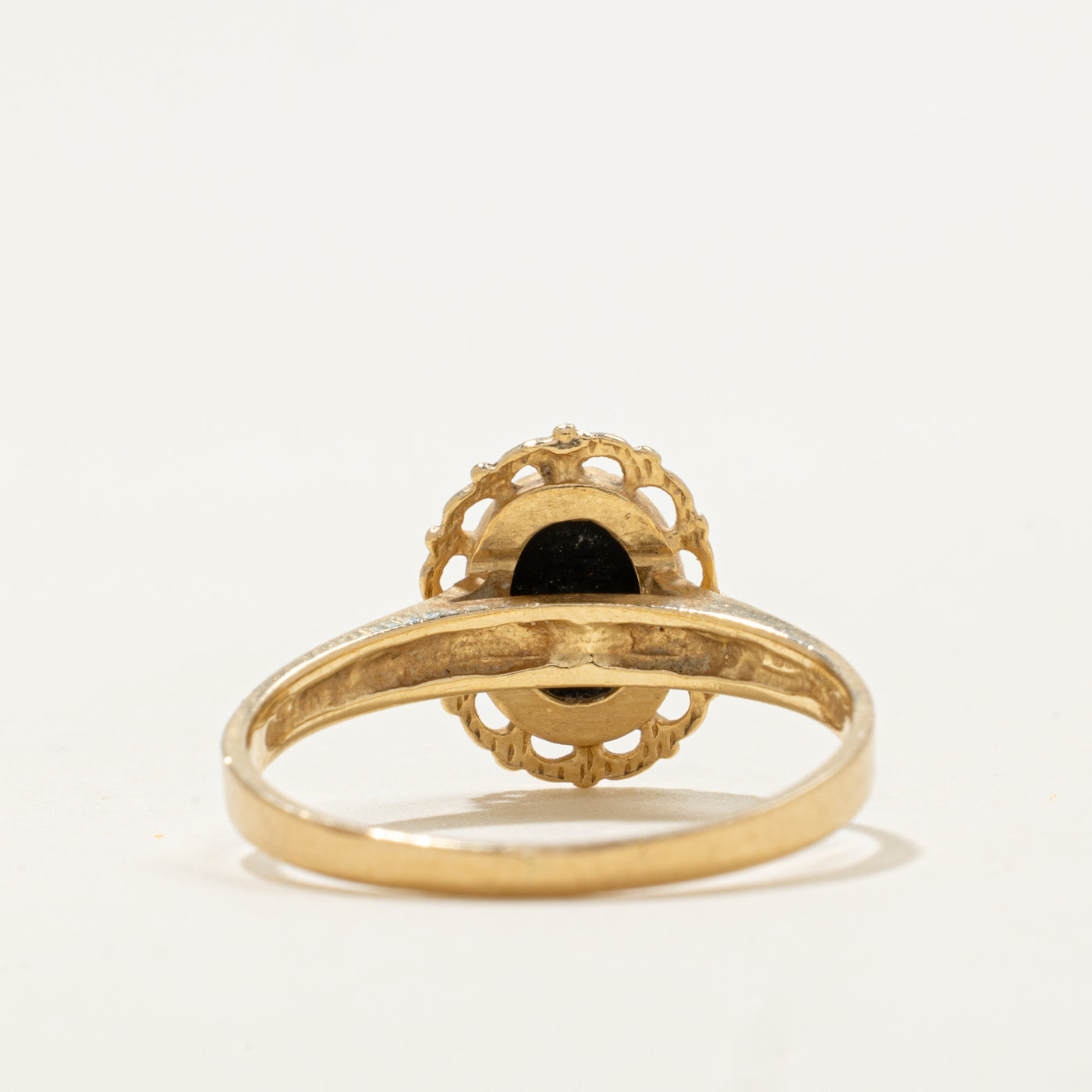 10k Onyx Cameo Scalloped Framed Ring | 0.6ct | SZ 7.75