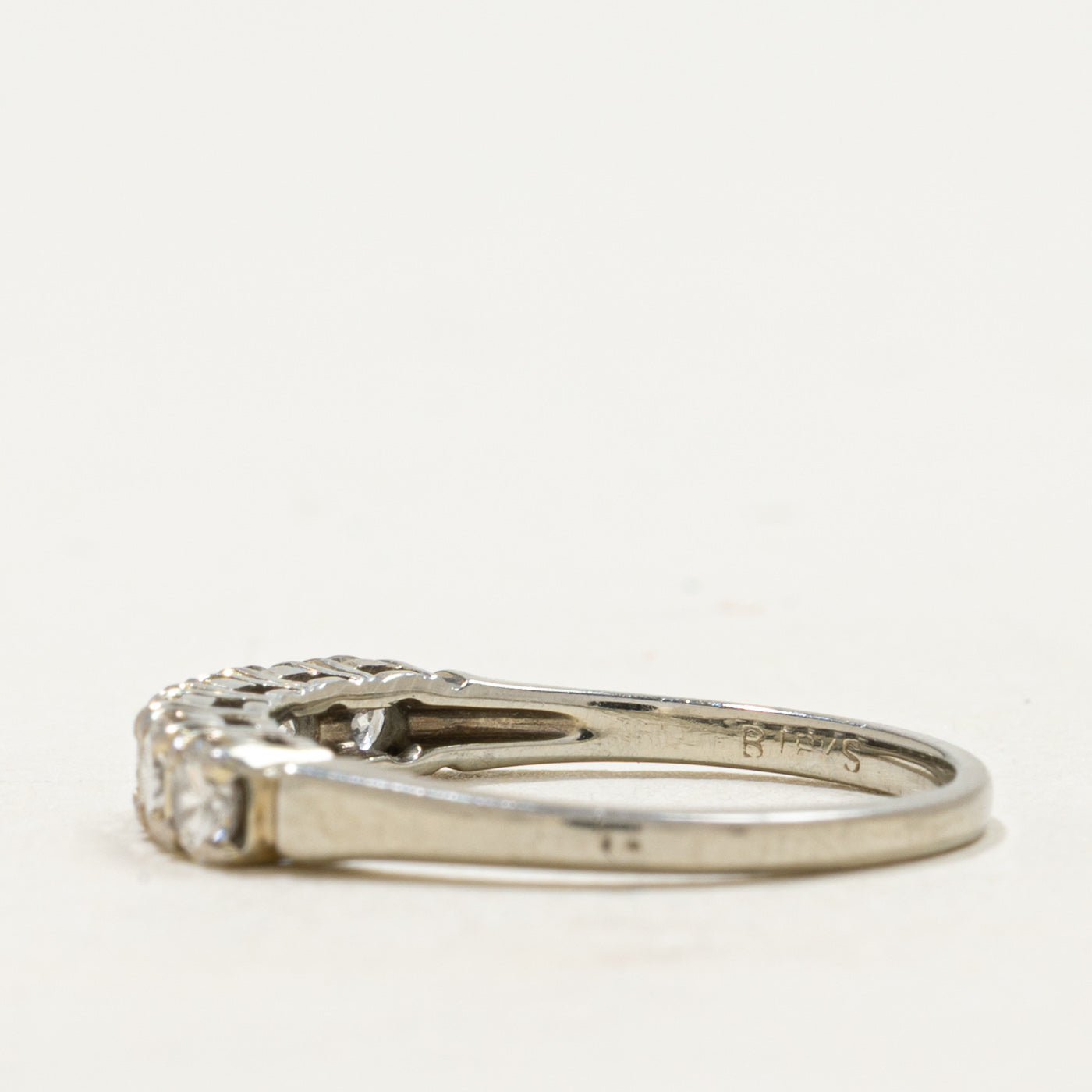 Bague Birks en or blanc 18 carats sertie de six diamants | 0,45 ct au total | Taille 5