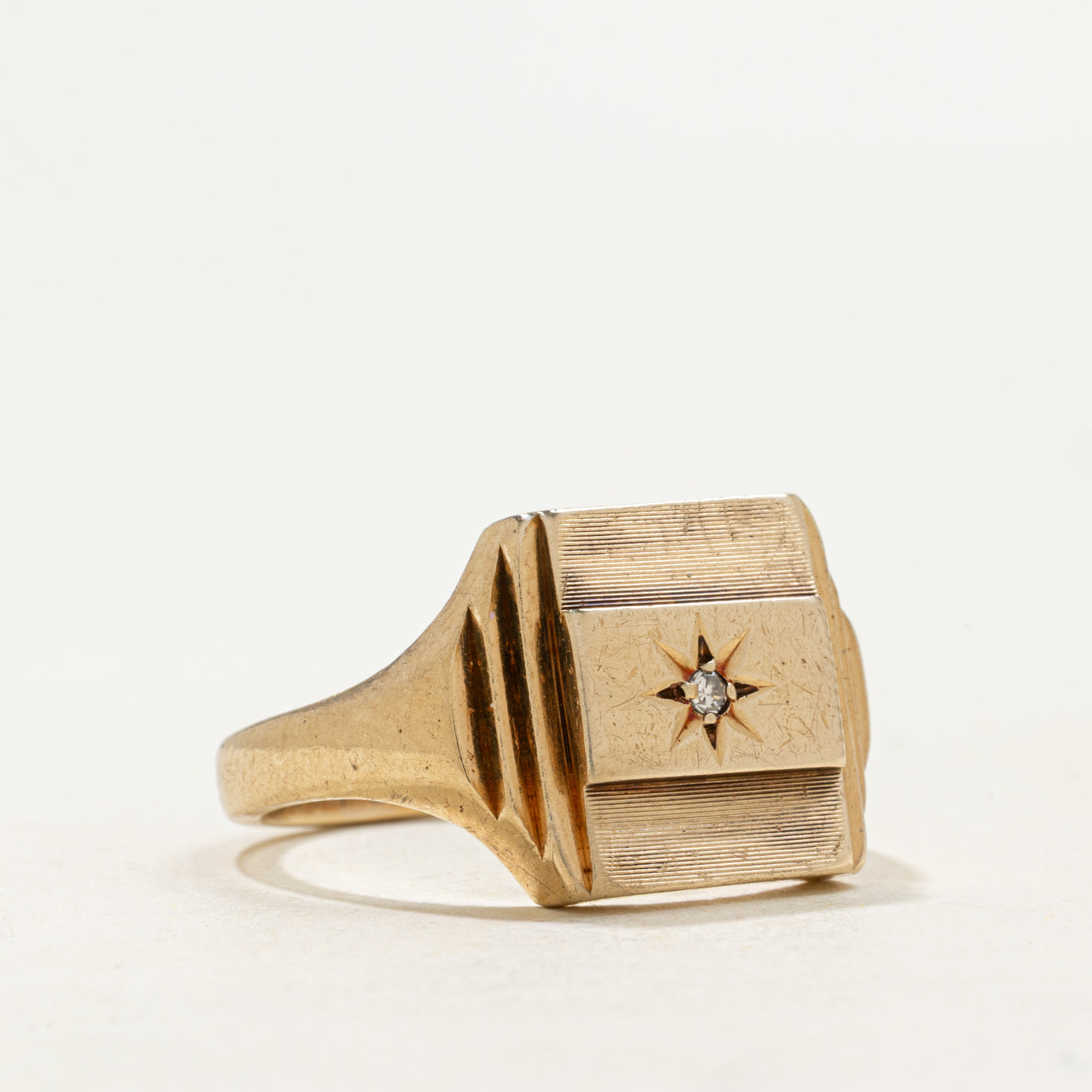 Bague chevalière sertie de diamants en or 9 carats, 1964, Londres | 0,015 ct | Taille 9