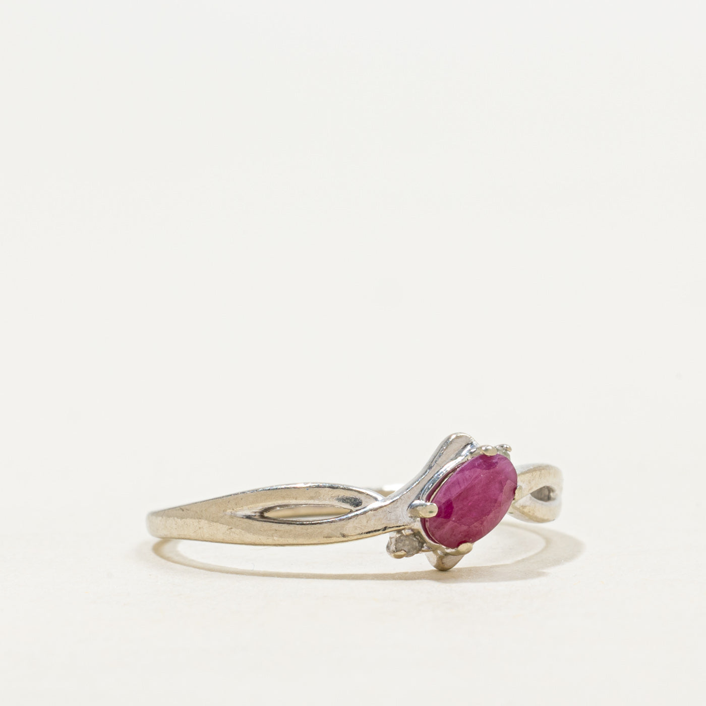 Bague en or blanc 10 carats ornée de rubis et de diamants | 0,25 ct, 0,01 ct au total | Taille 6,75