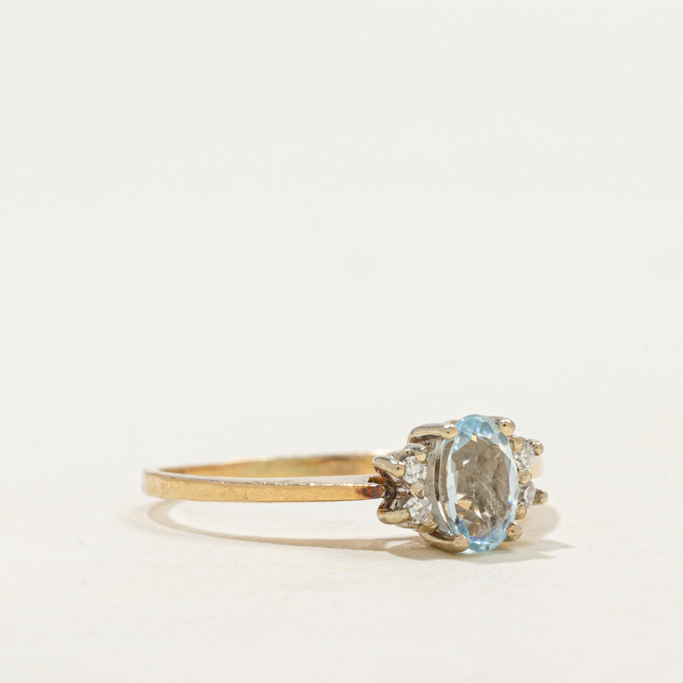 Bague en or 14 carats ornée d'une aigue-marine ovale et de diamants | 0,61 ct, 0,02 ct au total | Taille 7,25