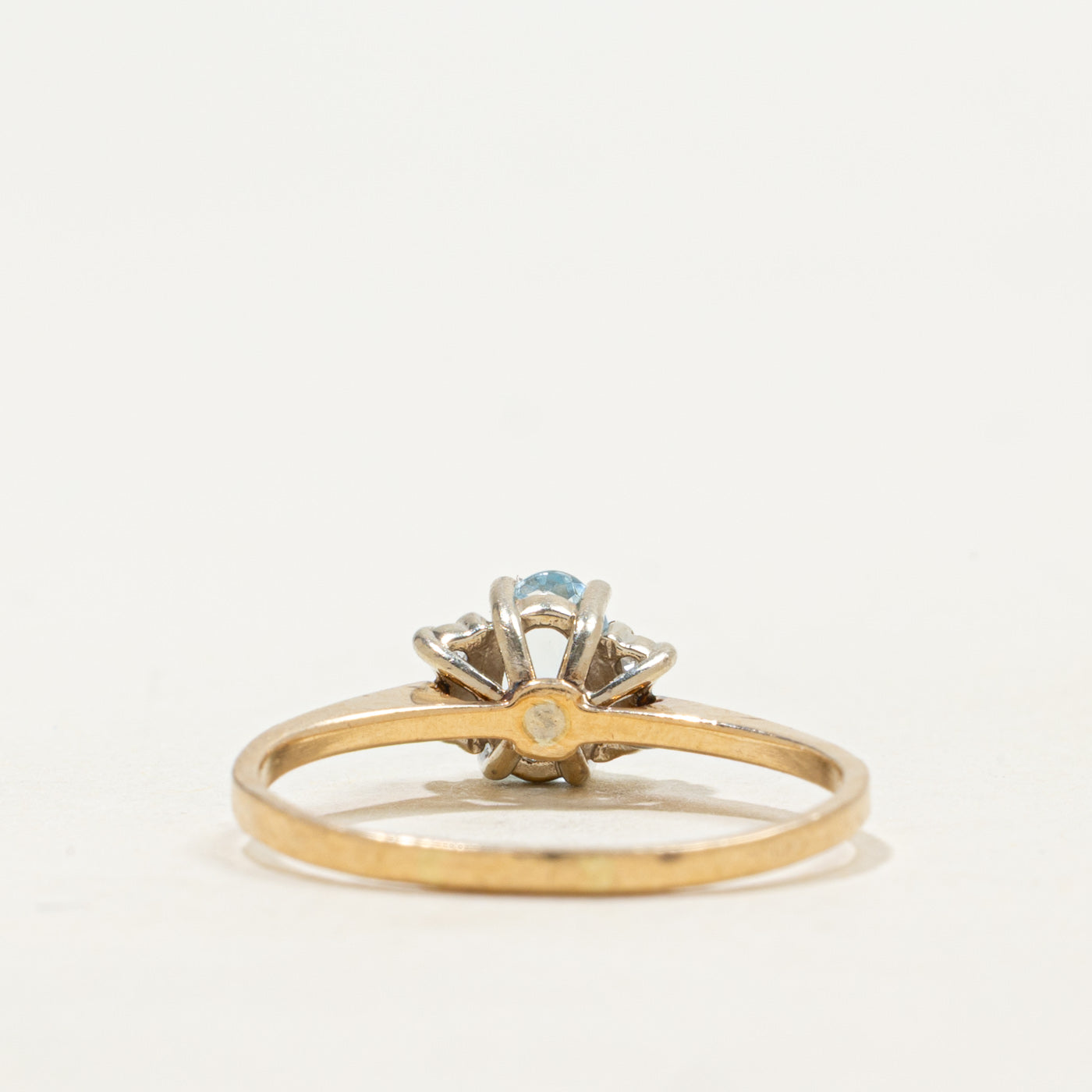 Bague en or 14 carats ornée d'une aigue-marine ovale et de diamants | 0,61 ct, 0,02 ct au total | Taille 7,25