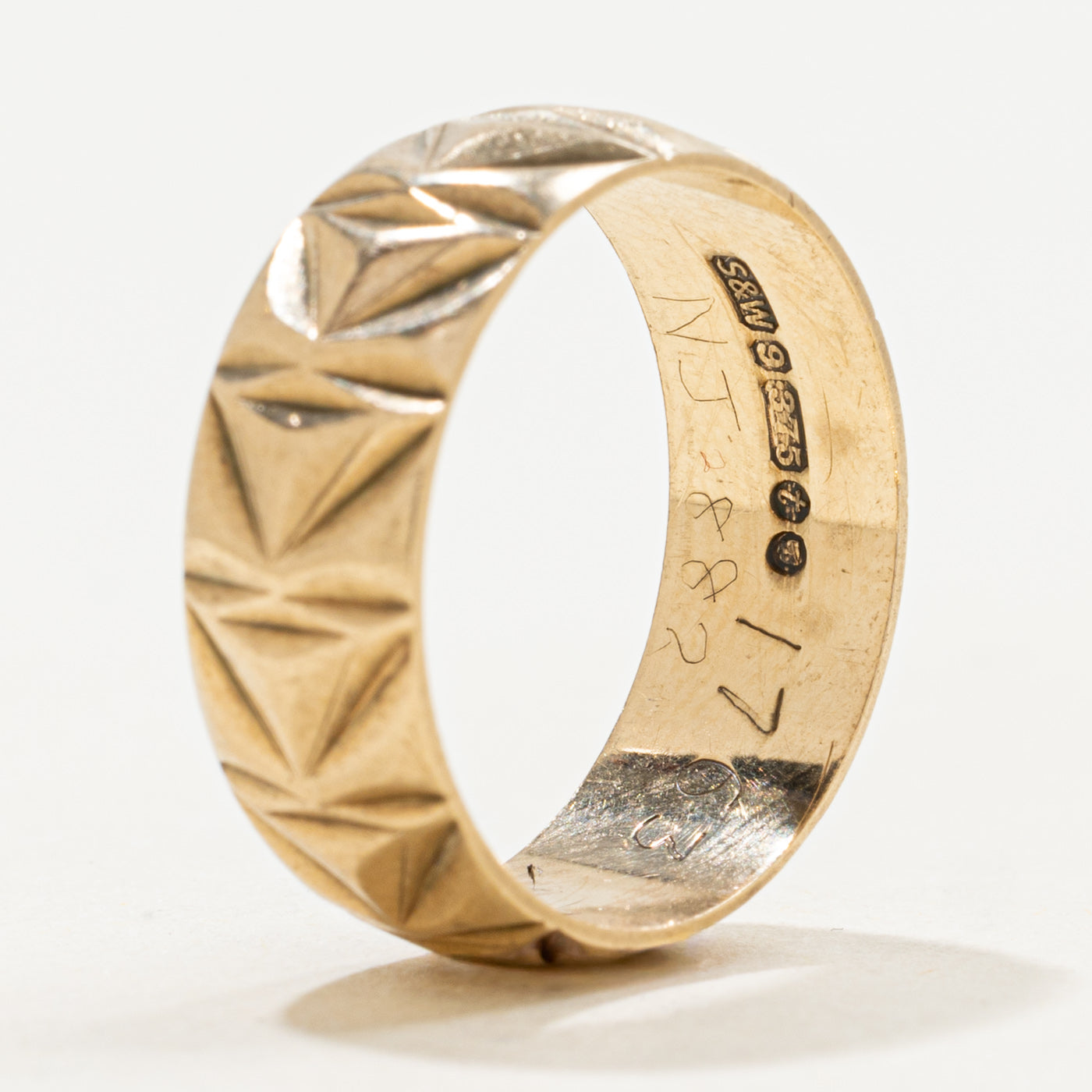 1974 London 9k Geometric Engraved Band | 6.94mm | SZ 7