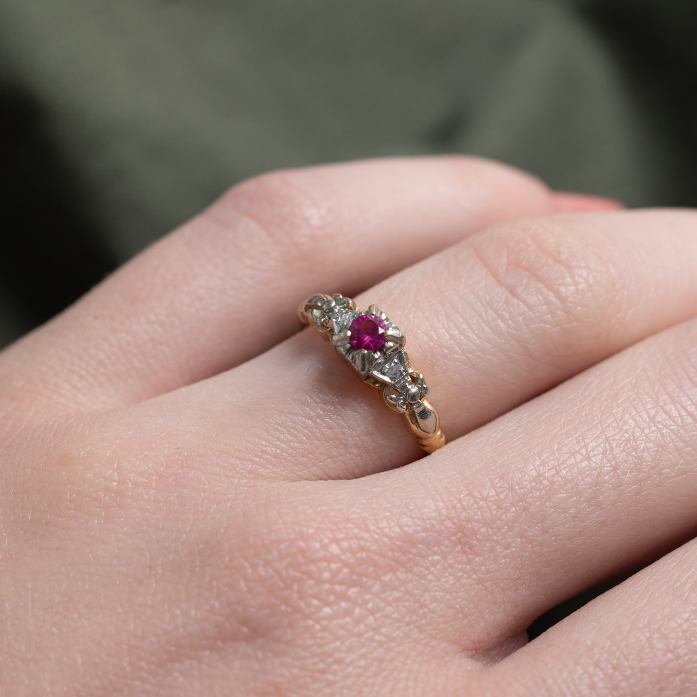 Bague en rubis synthétique canadien et diamants naturels | 0,13 ct, 0,02 ct au total | Taille 4,75