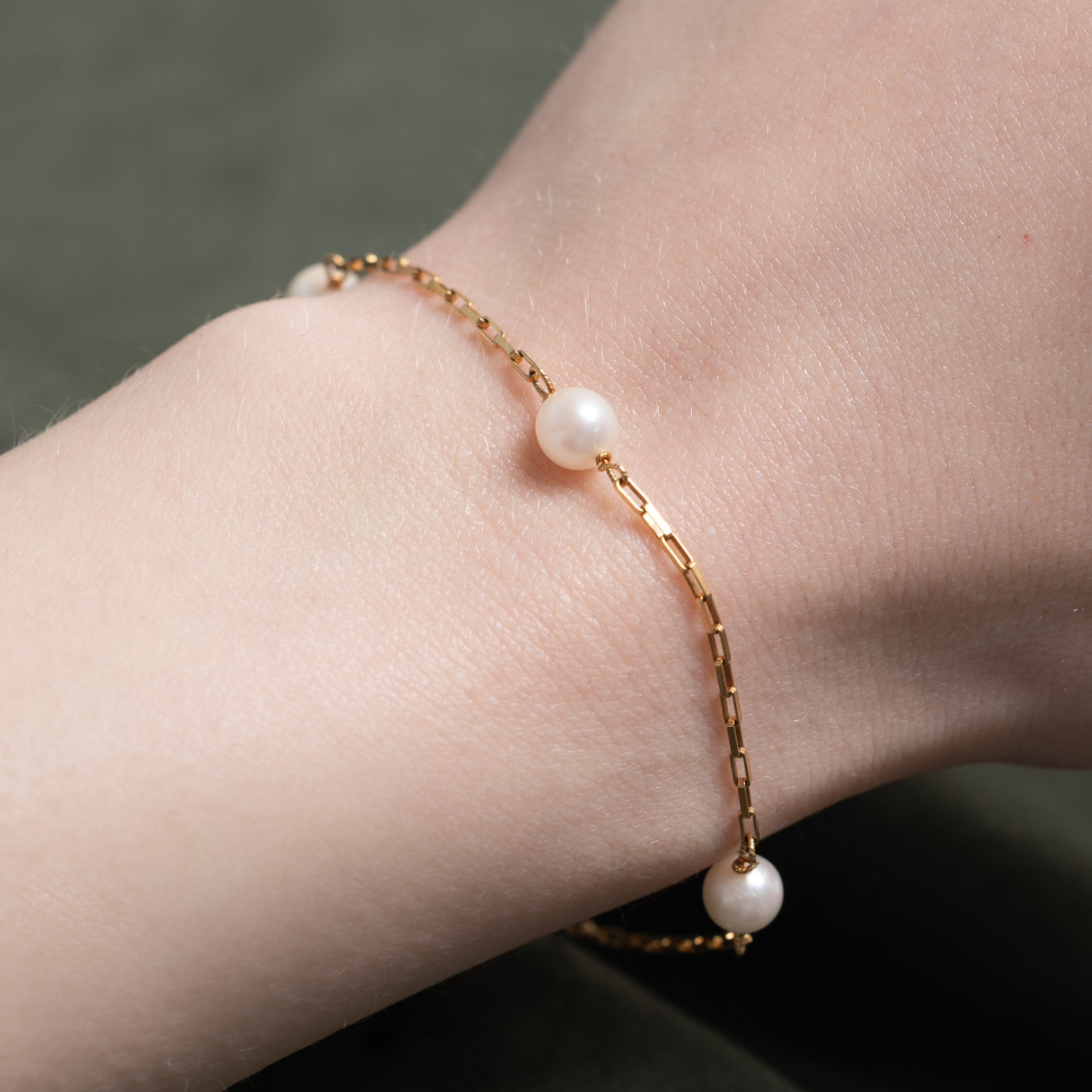 Italian 9k Yellow Gold Three Stone Pearl Bracelet | 7"