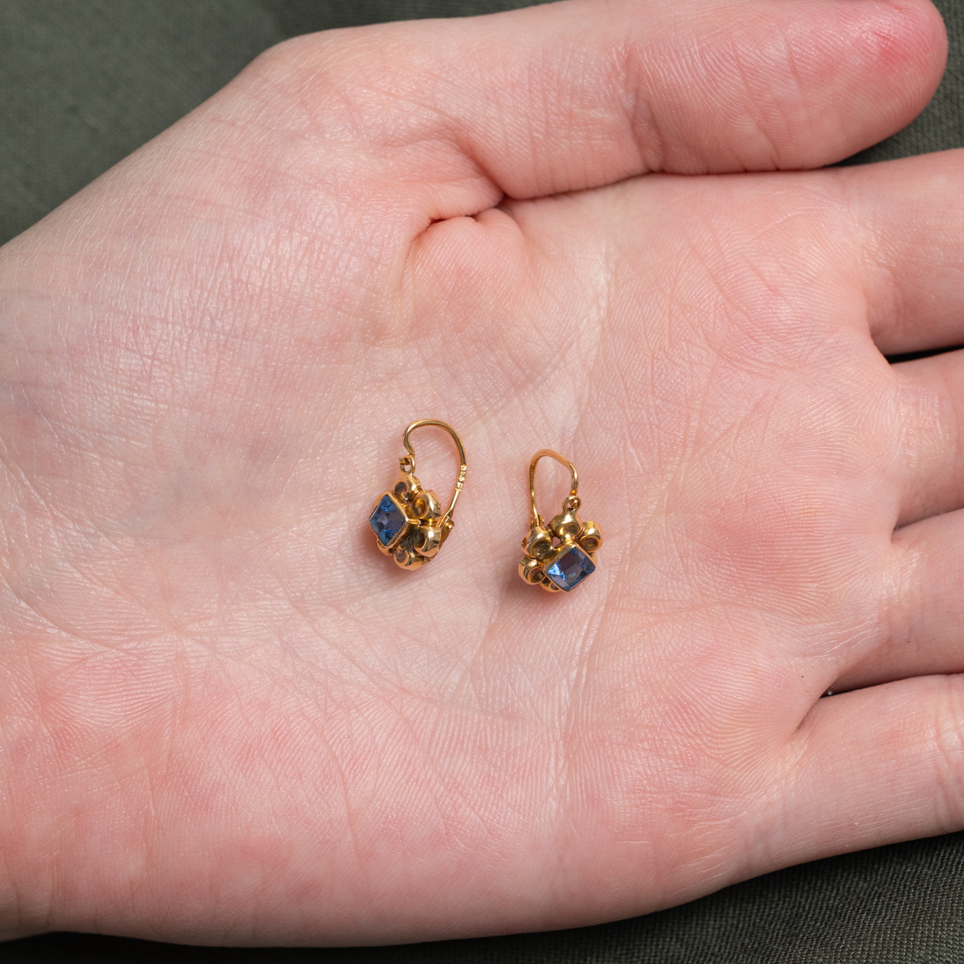 Boucles d'oreilles pendantes vintage portugaises en verre bleu 19 carats, motif fleur | 1,0 ct
