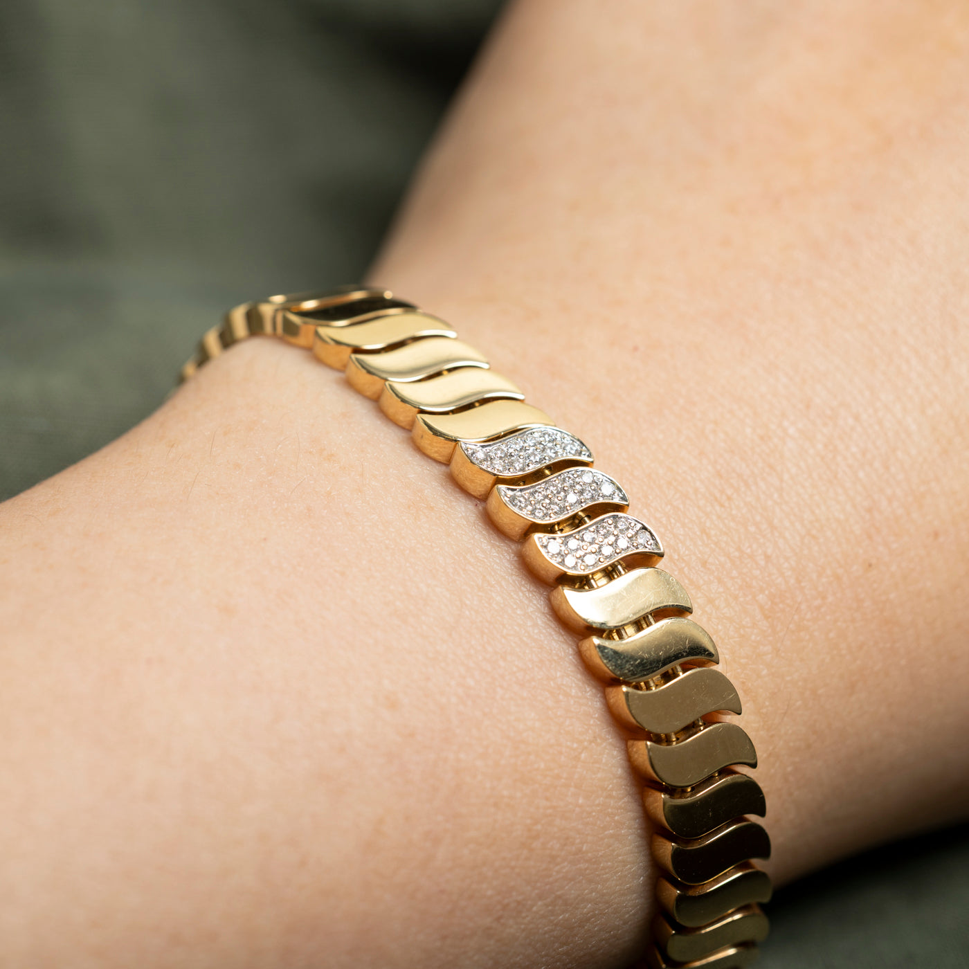 18k Diamond Accented Flat Wavy Chain Bracelet | 0.90ctw