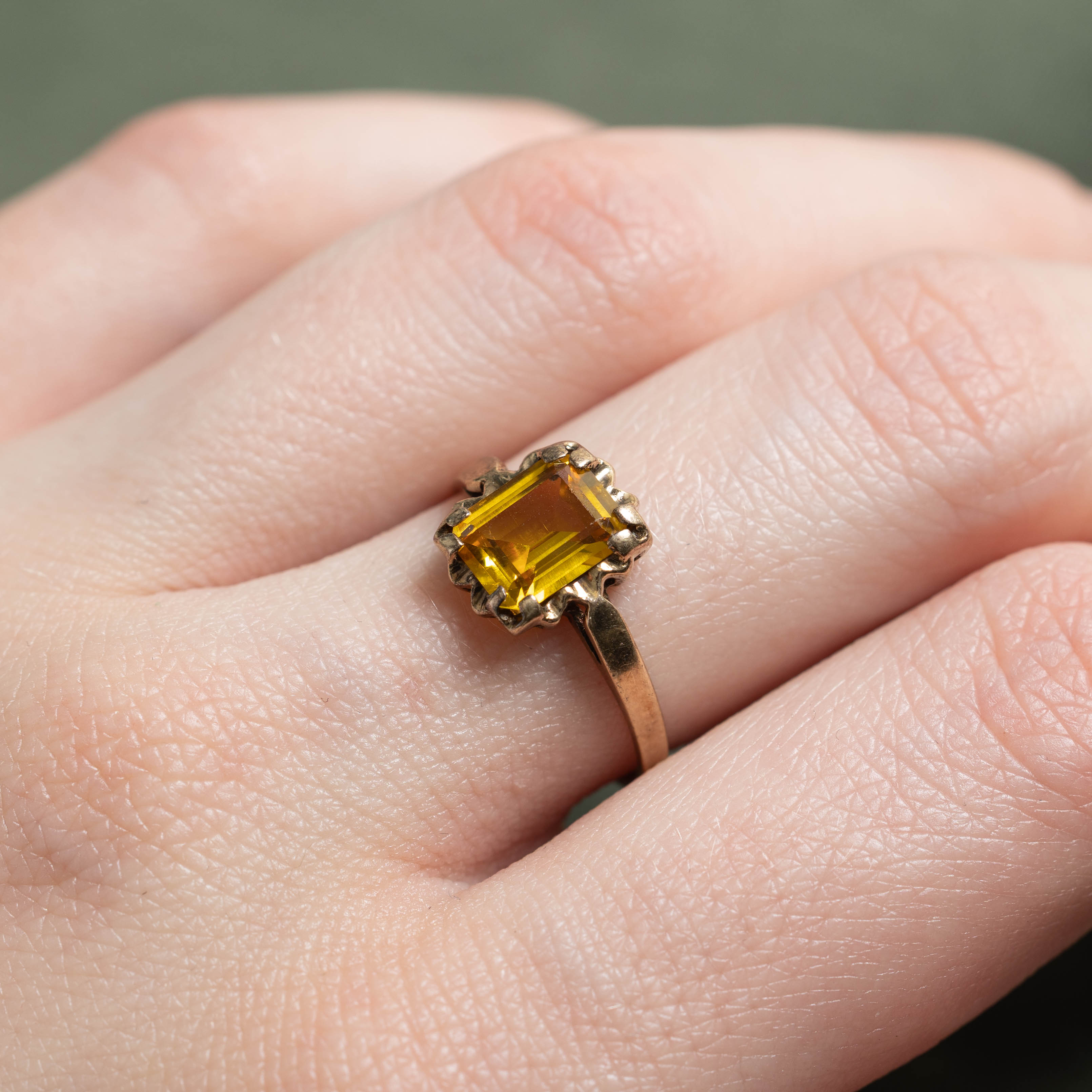 9k Synthetic Sapphire Scalloped Ring | SZ 6.5