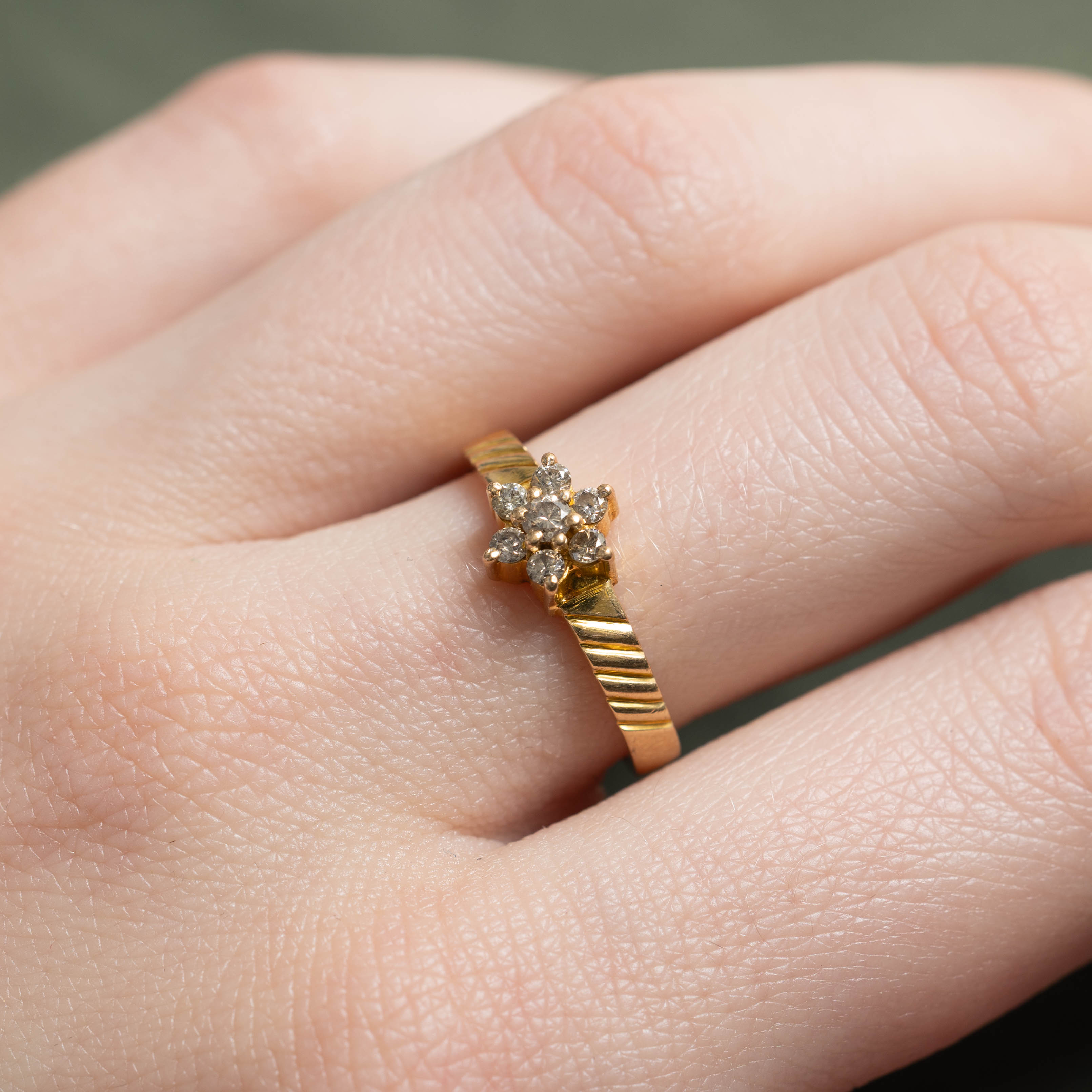 18k Diamond Floral Cluster Grooved Ring | SZ 6