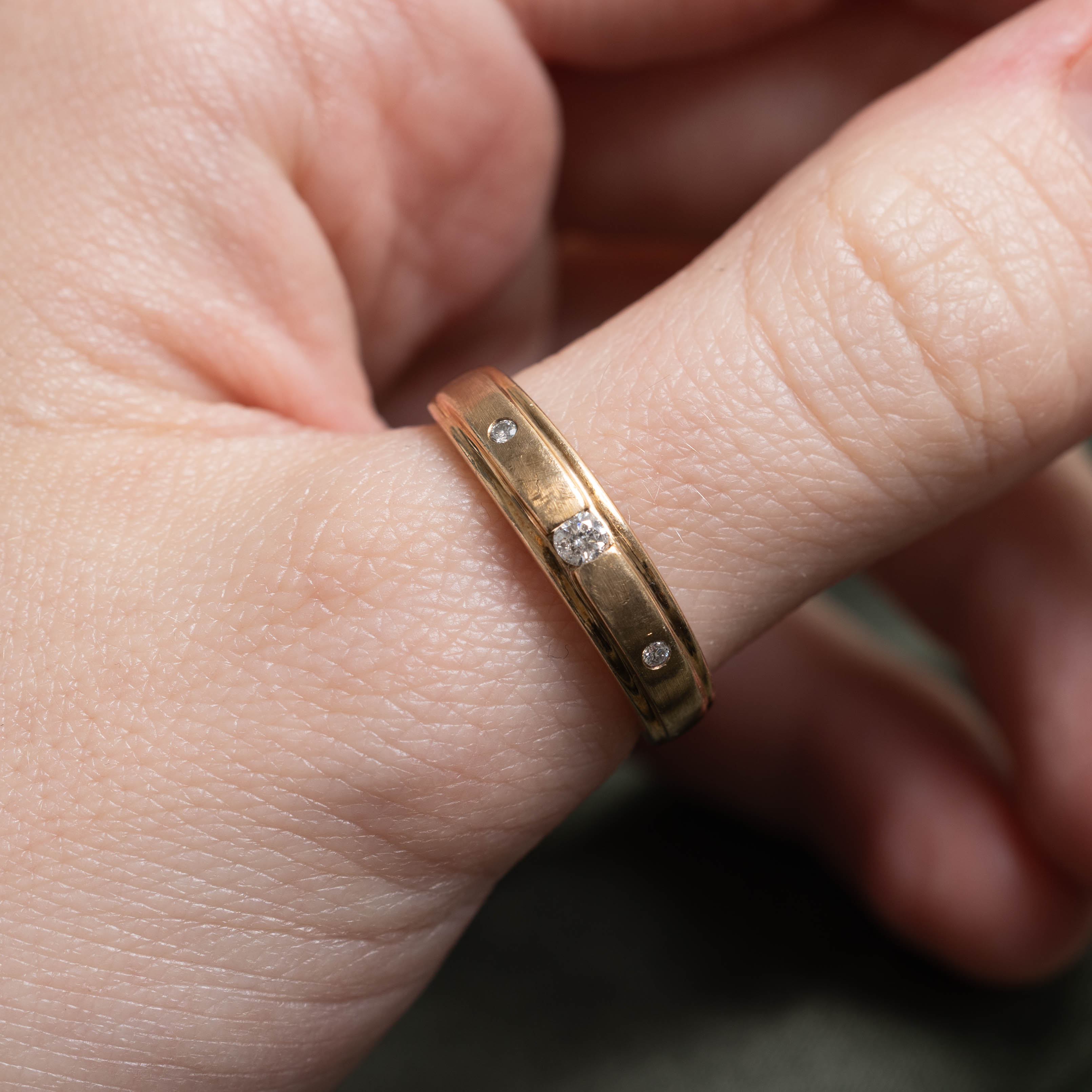 10k Three Stone Diamond Textured Band | SZ 8.25