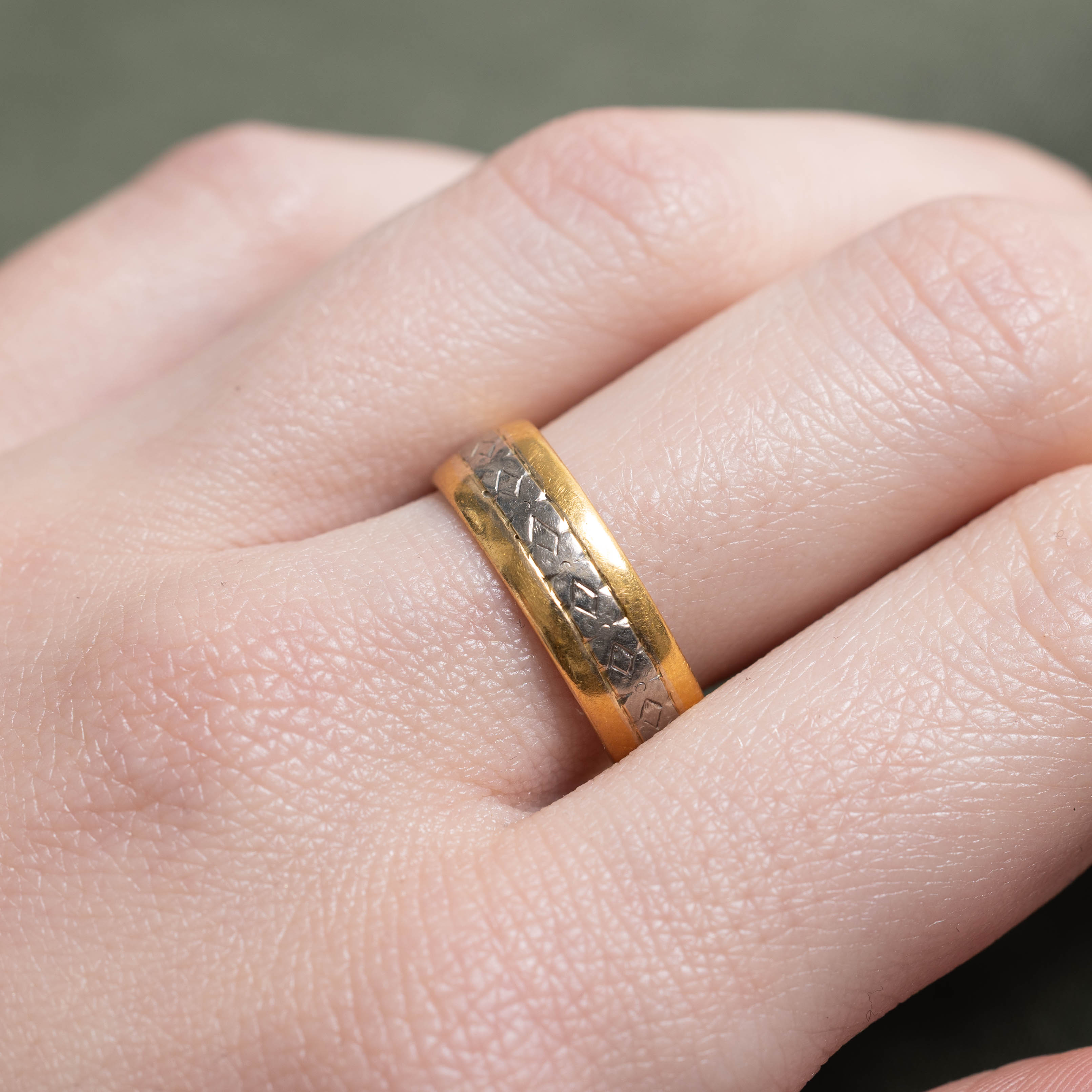 22k Two Tone Engraved Band | 6.05mm | SZ 7.5