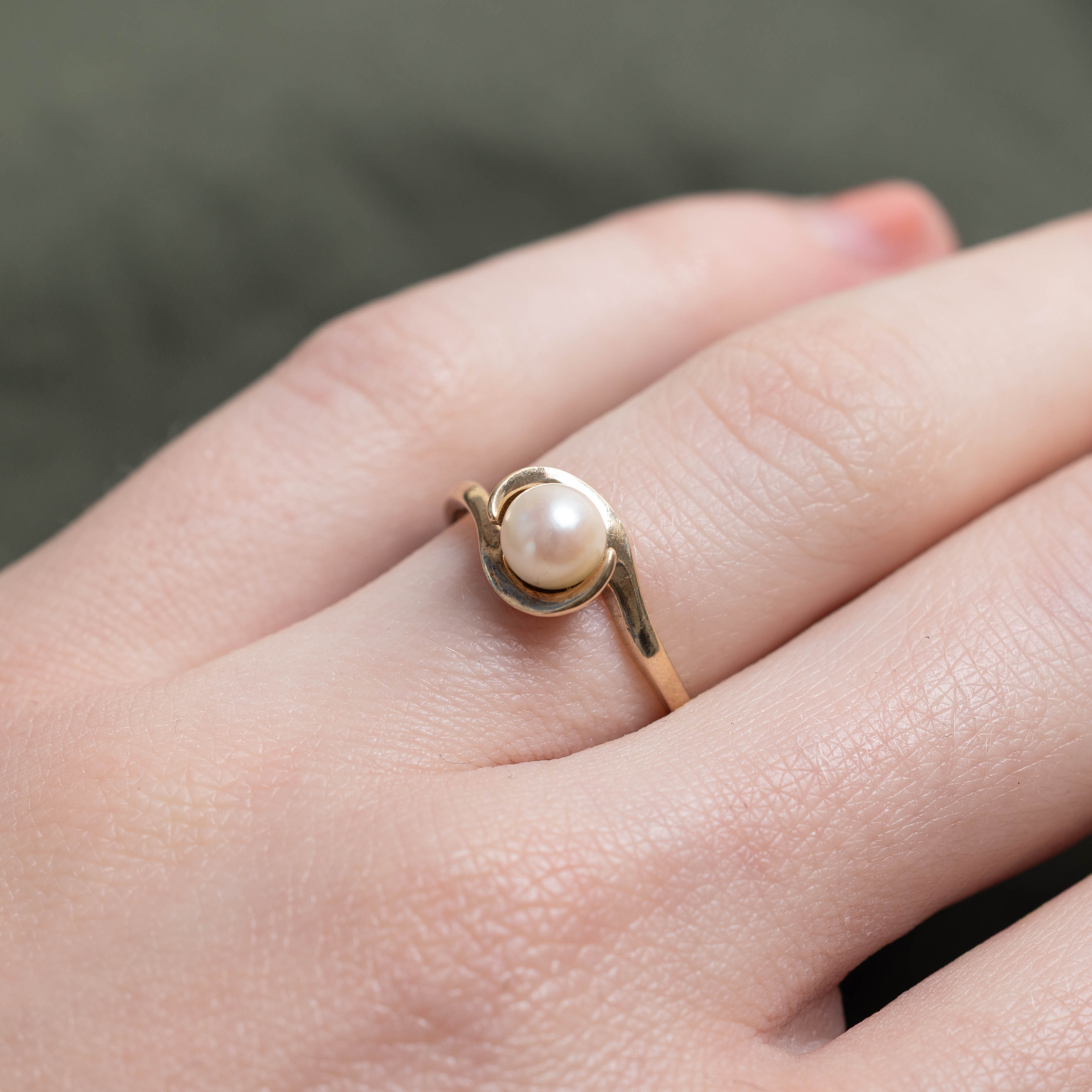 10k Solitaire Pearl Bypass Ring | SZ 5