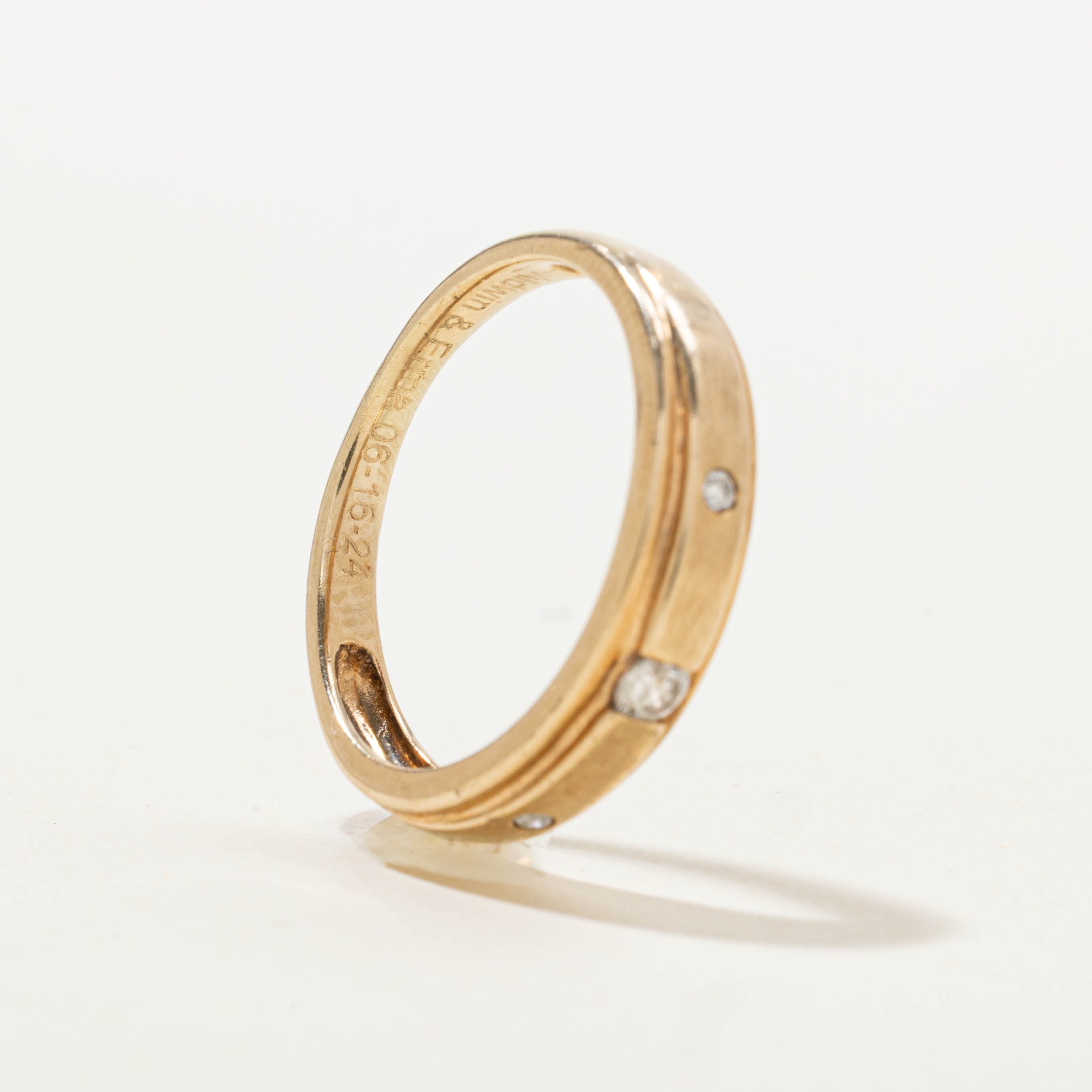10k Three Stone Diamond Textured Band | SZ 8.25