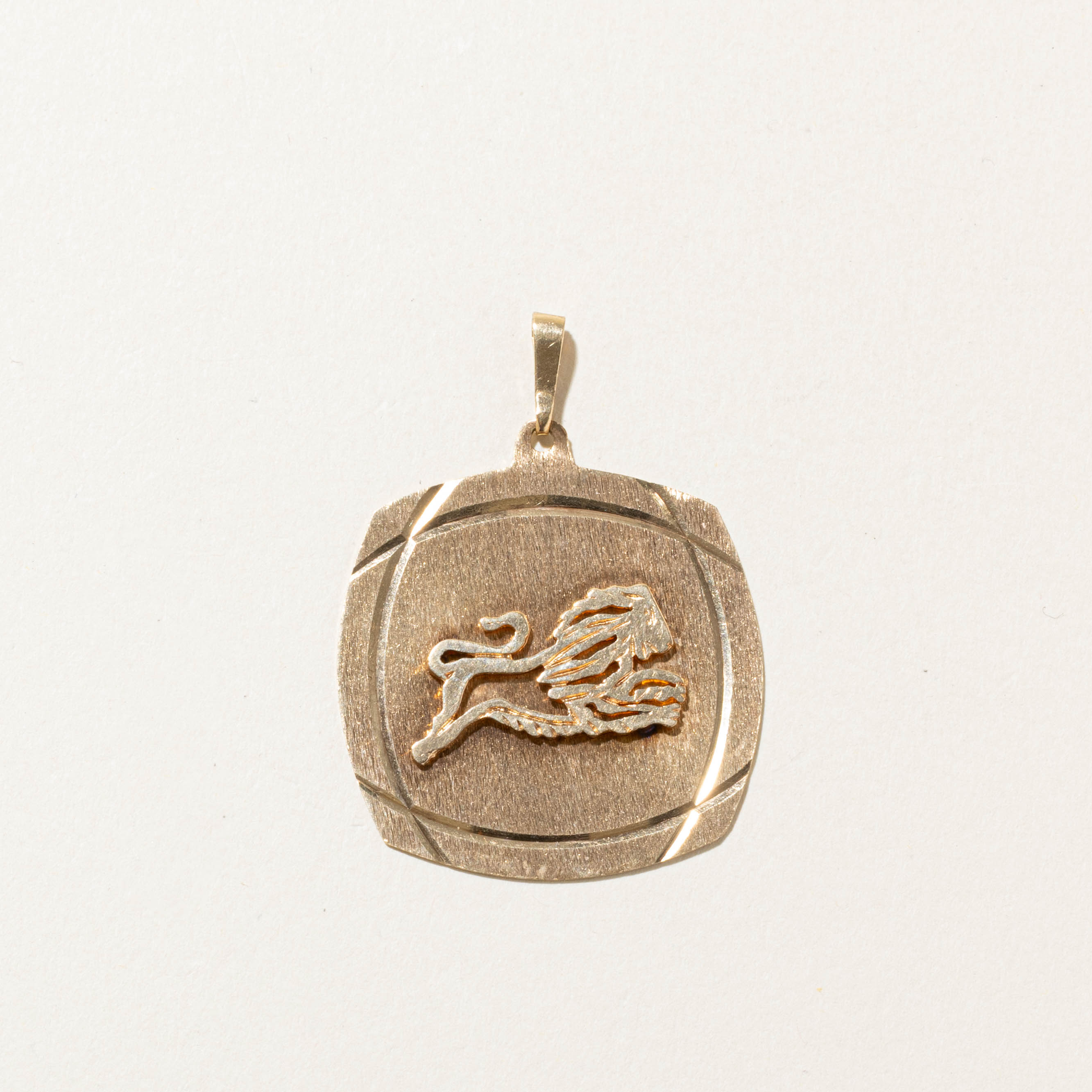 10k Leo Zodiac Pendant