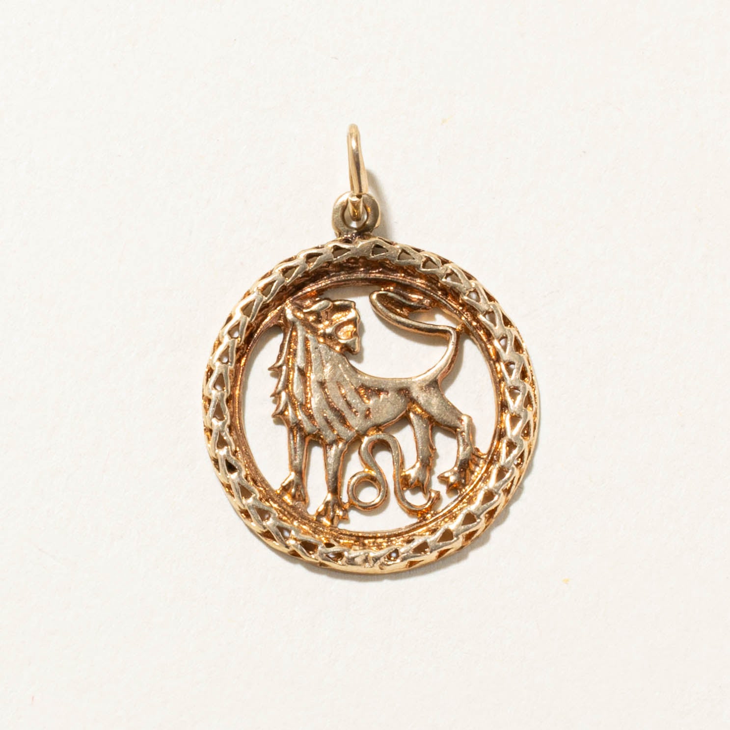 10k Leo Zodiac Pendant