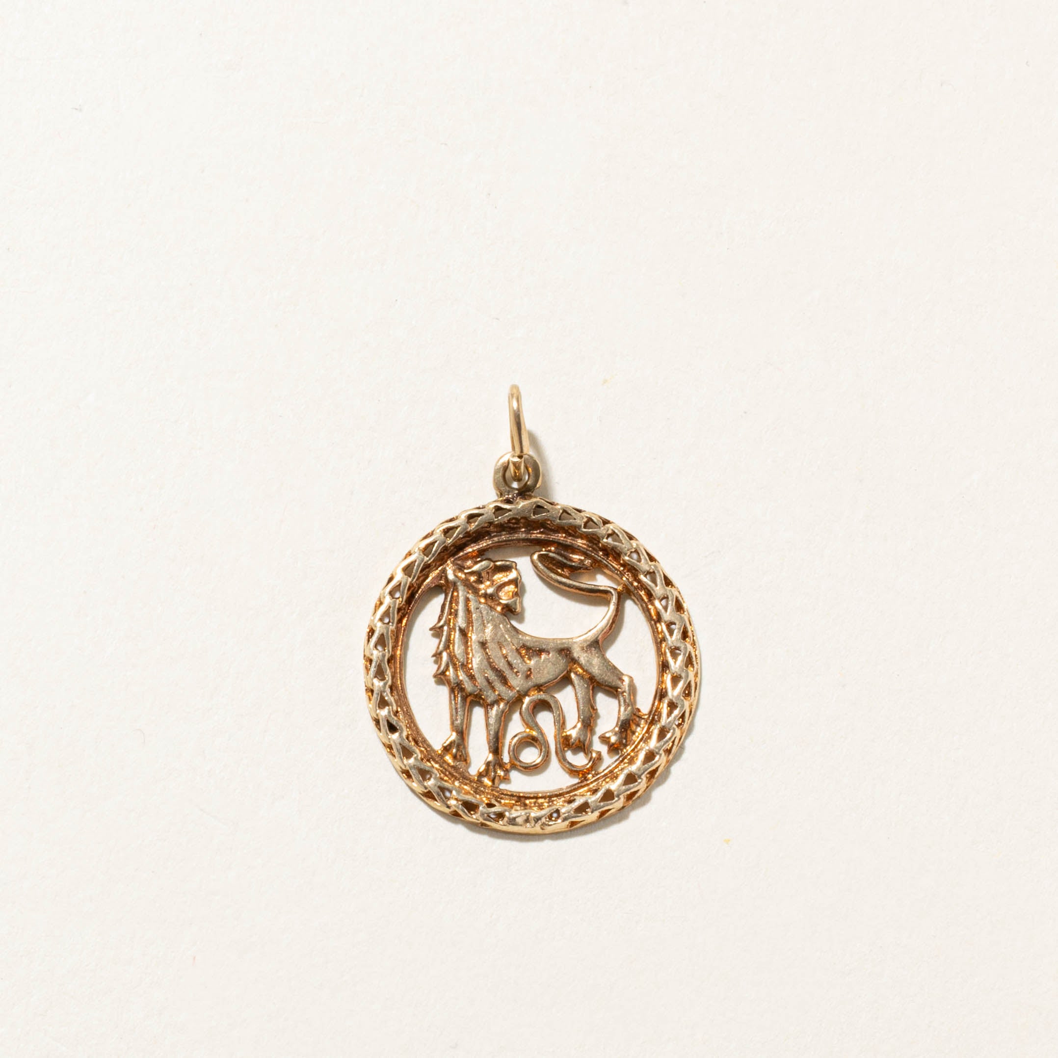 10k Leo Zodiac Pendant