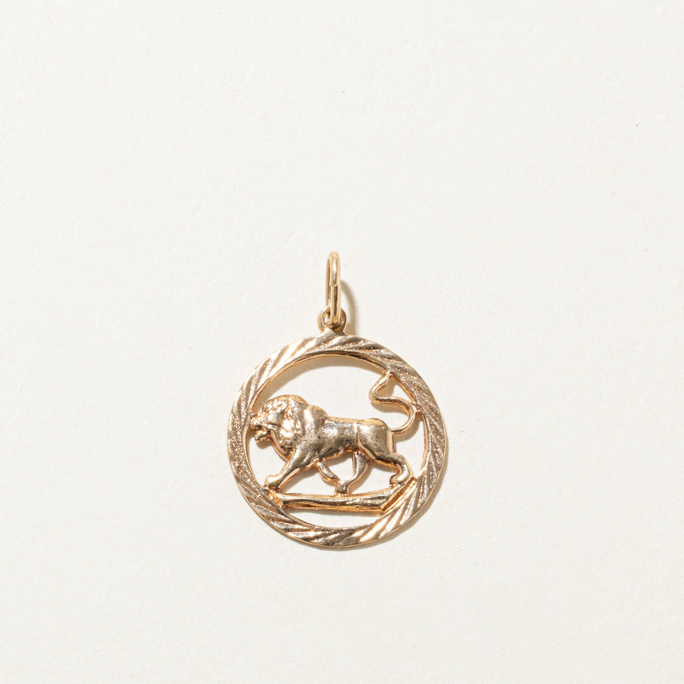 10k Leo Zodiac Pendant